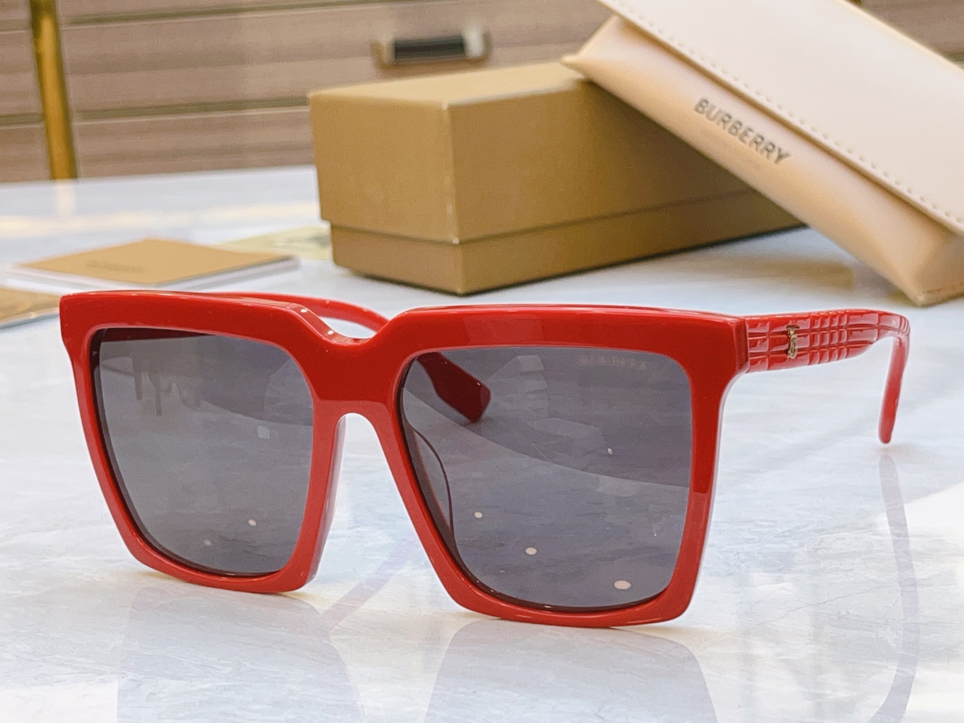 ，【BURBERR*】巴宝*莉新款太阳镜🕶️。MODEL：BE4429U，SIZE：59口17-145