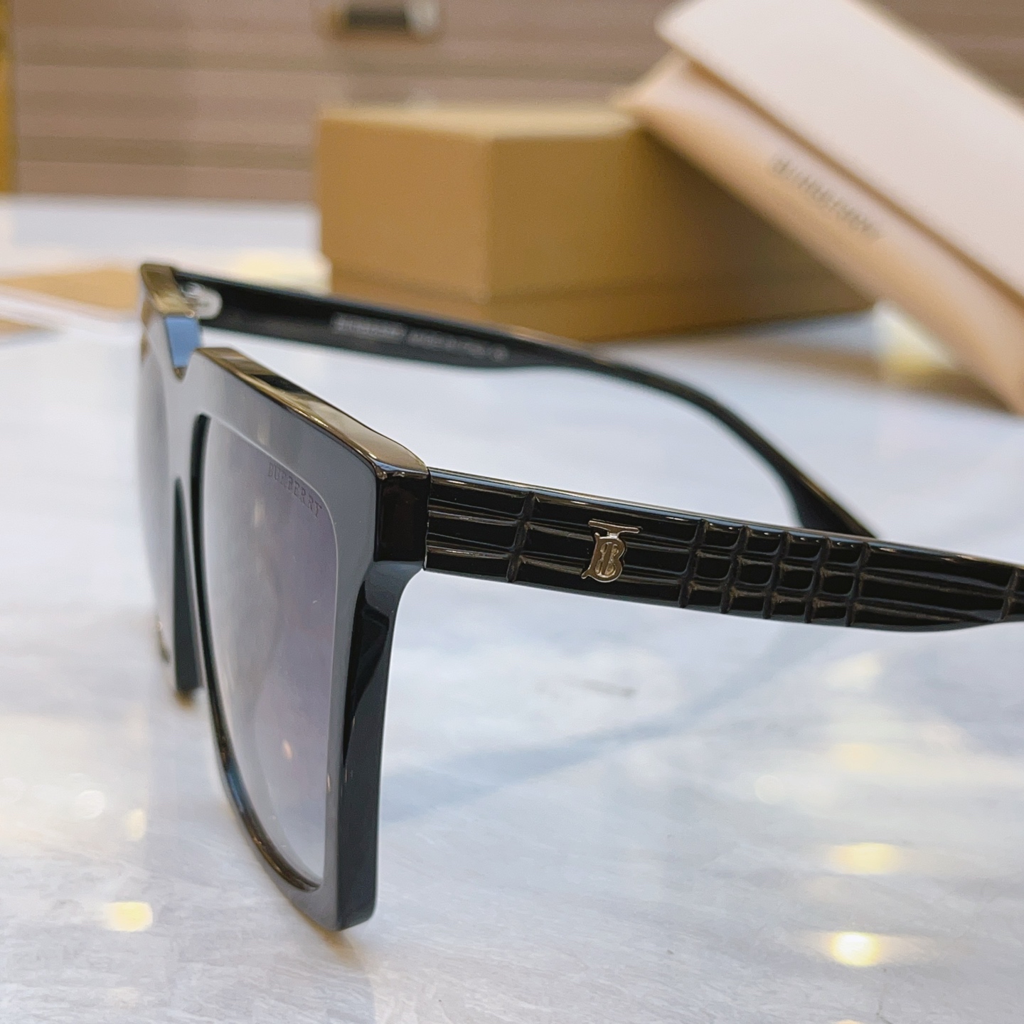 ，【BURBERR*】巴宝*莉新款太阳镜🕶️。MODEL：BE4429U，SIZE：59口17-145