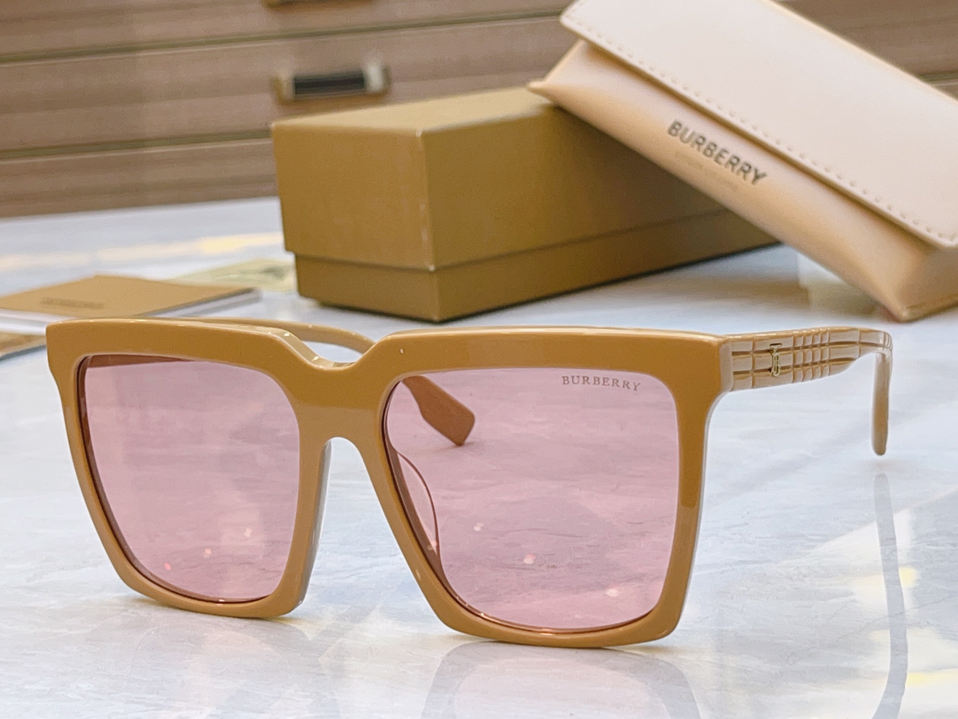 ，【BURBERR*】巴宝*莉新款太阳镜🕶️。MODEL：BE4429U，SIZE：59口17-145