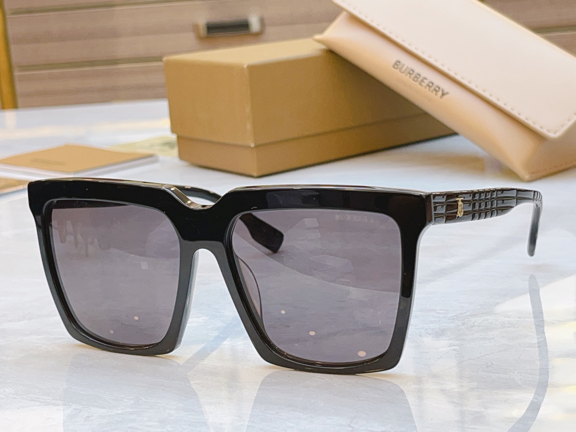 ，【BURBERR*】巴宝*莉新款太阳镜🕶️。MODEL：BE4429U，SIZE：59口17-145