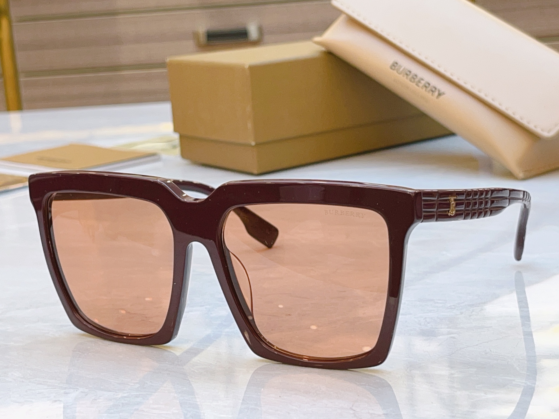 ，【BURBERR*】巴宝*莉新款太阳镜🕶️。MODEL：BE4429U，SIZE：59口17-145