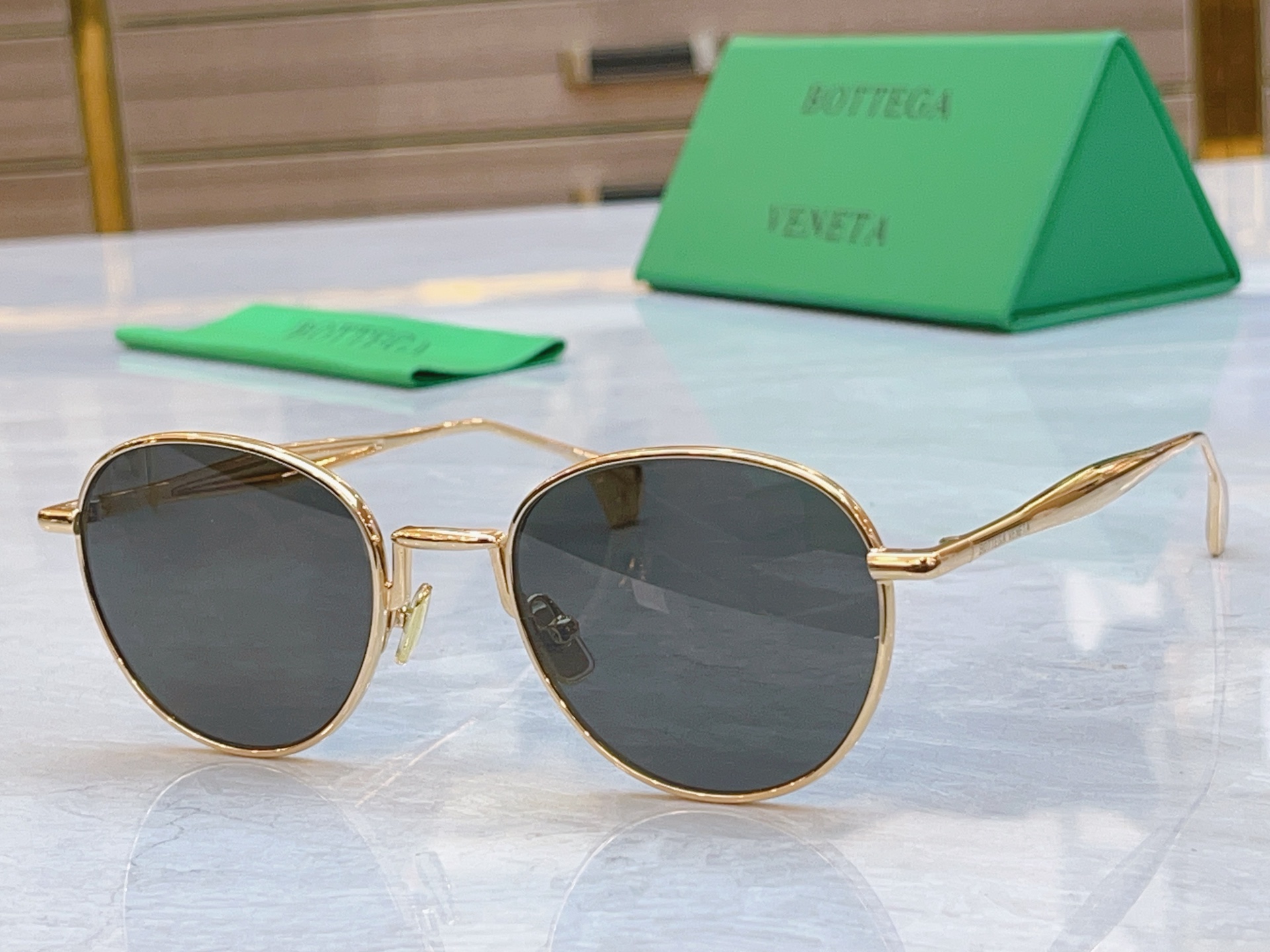 ，【BOTTEGA VENET*】宝缇*嘉新款太阳镜，MODEL：BV1396S，SIZE：53口21-