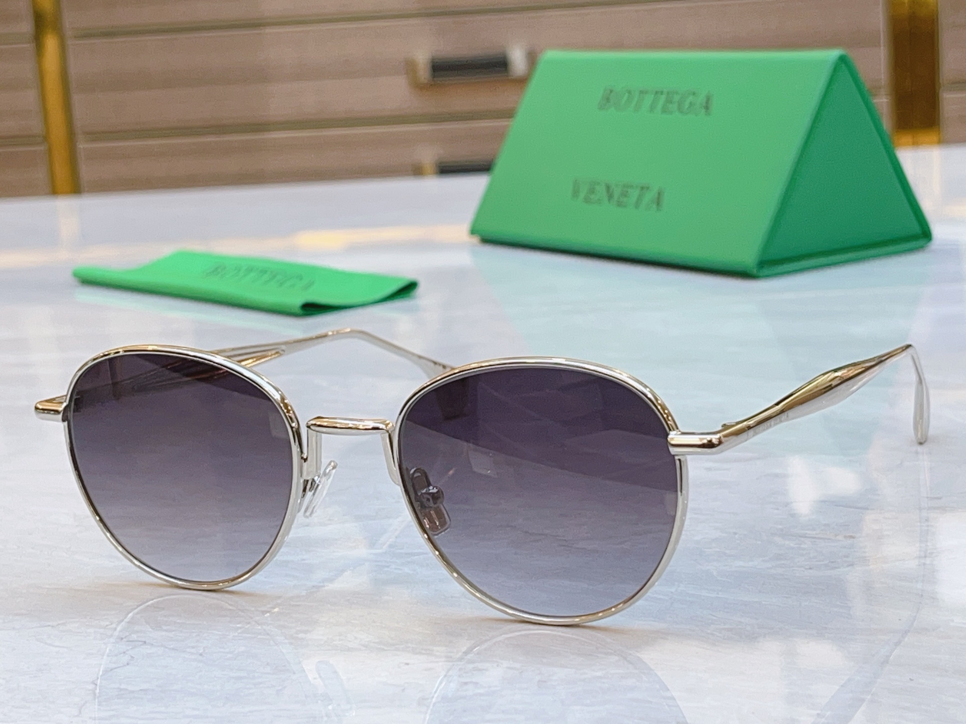 ，【BOTTEGA VENET*】宝缇*嘉新款太阳镜，MODEL：BV1396S，SIZE：53口21-