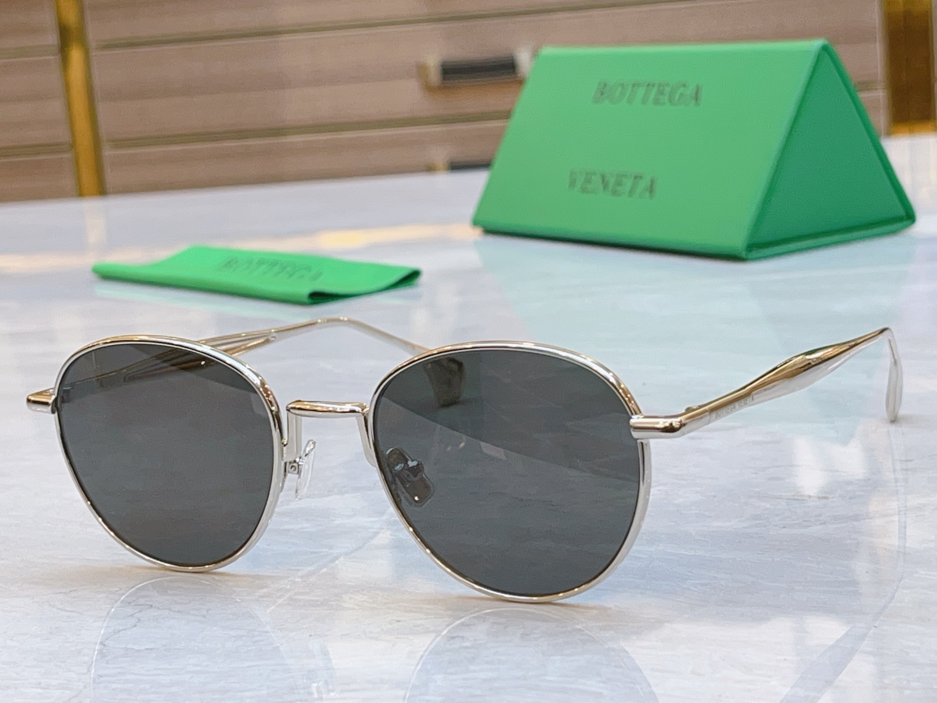 ，【BOTTEGA VENET*】宝缇*嘉新款太阳镜，MODEL：BV1396S，SIZE：53口21-