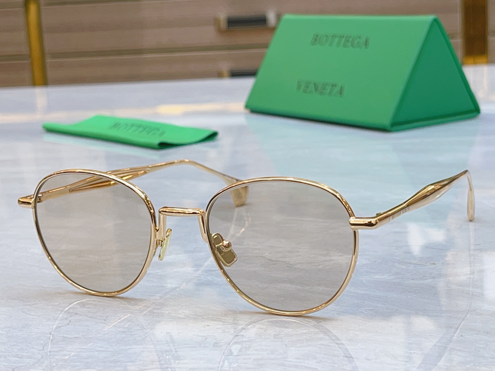 ，【BOTTEGA VENET*】宝缇*嘉新款太阳镜，MODEL：BV1396S，SIZE：53口21-