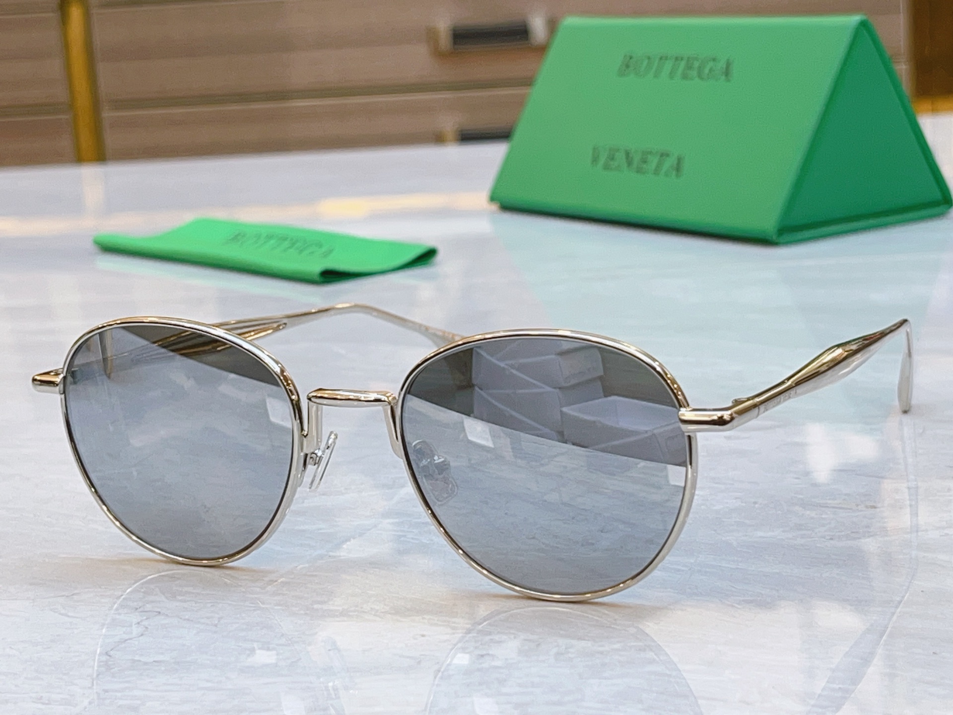 ，【BOTTEGA VENET*】宝缇*嘉新款太阳镜，MODEL：BV1396S，SIZE：53口21-