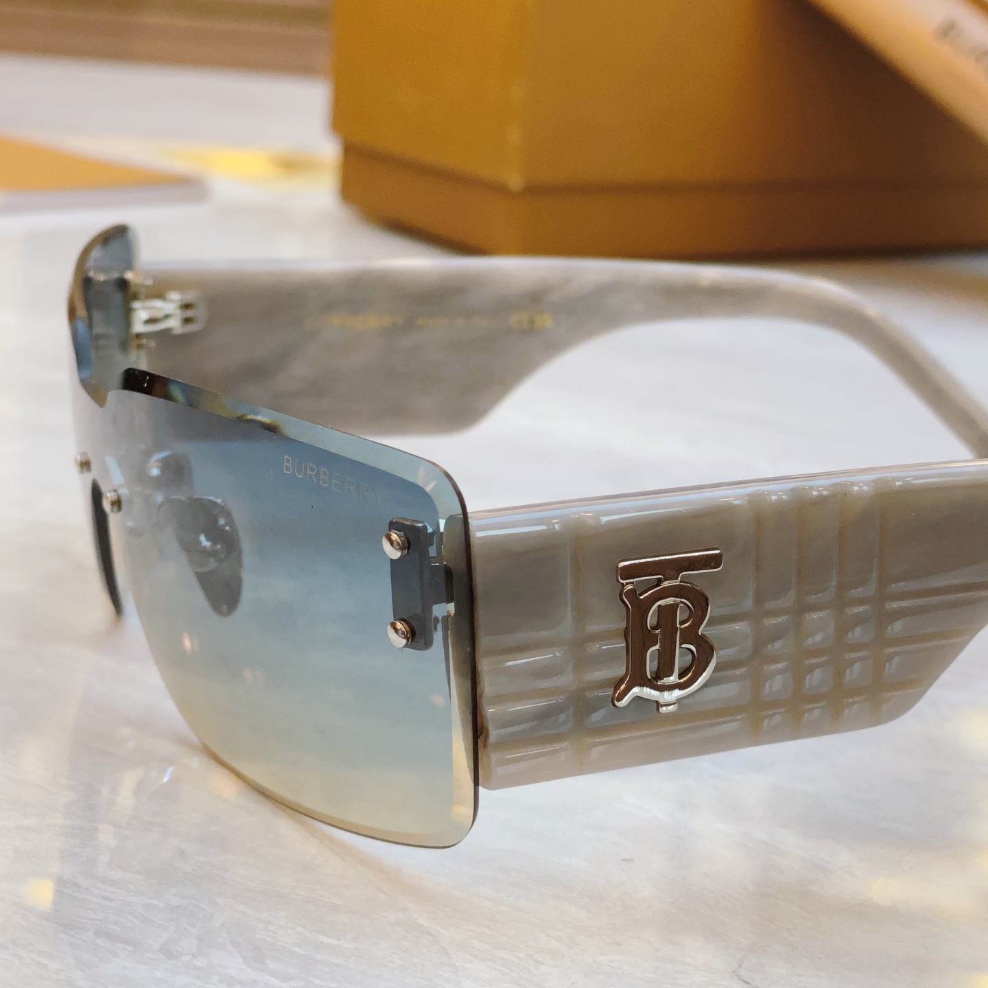 ，【BURBERR*】巴宝*莉新款太阳镜🕶️。MODEL：BE3137，SIZE：148口0-142