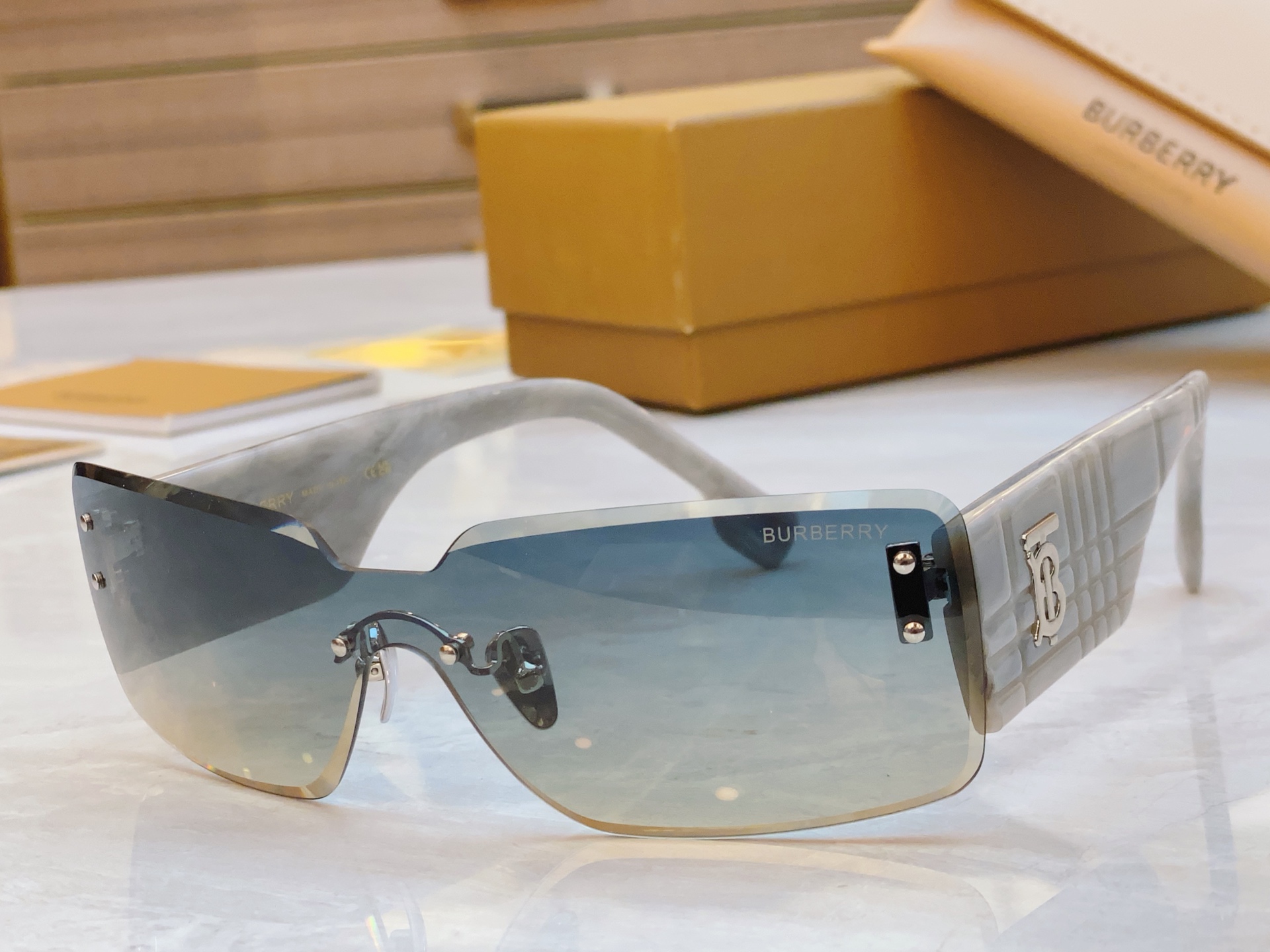 ，【BURBERR*】巴宝*莉新款太阳镜🕶️。MODEL：BE3137，SIZE：148口0-142