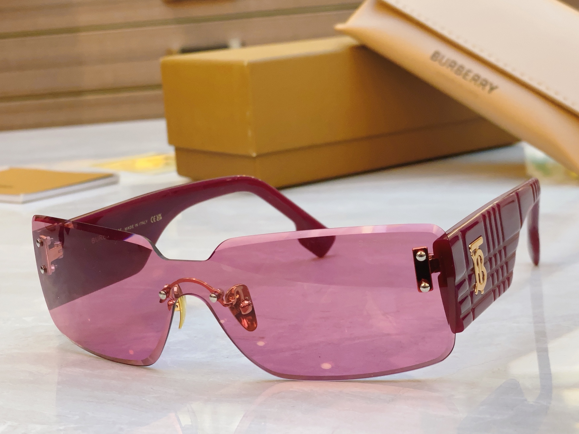 ，【BURBERR*】巴宝*莉新款太阳镜🕶️。MODEL：BE3137，SIZE：148口0-142