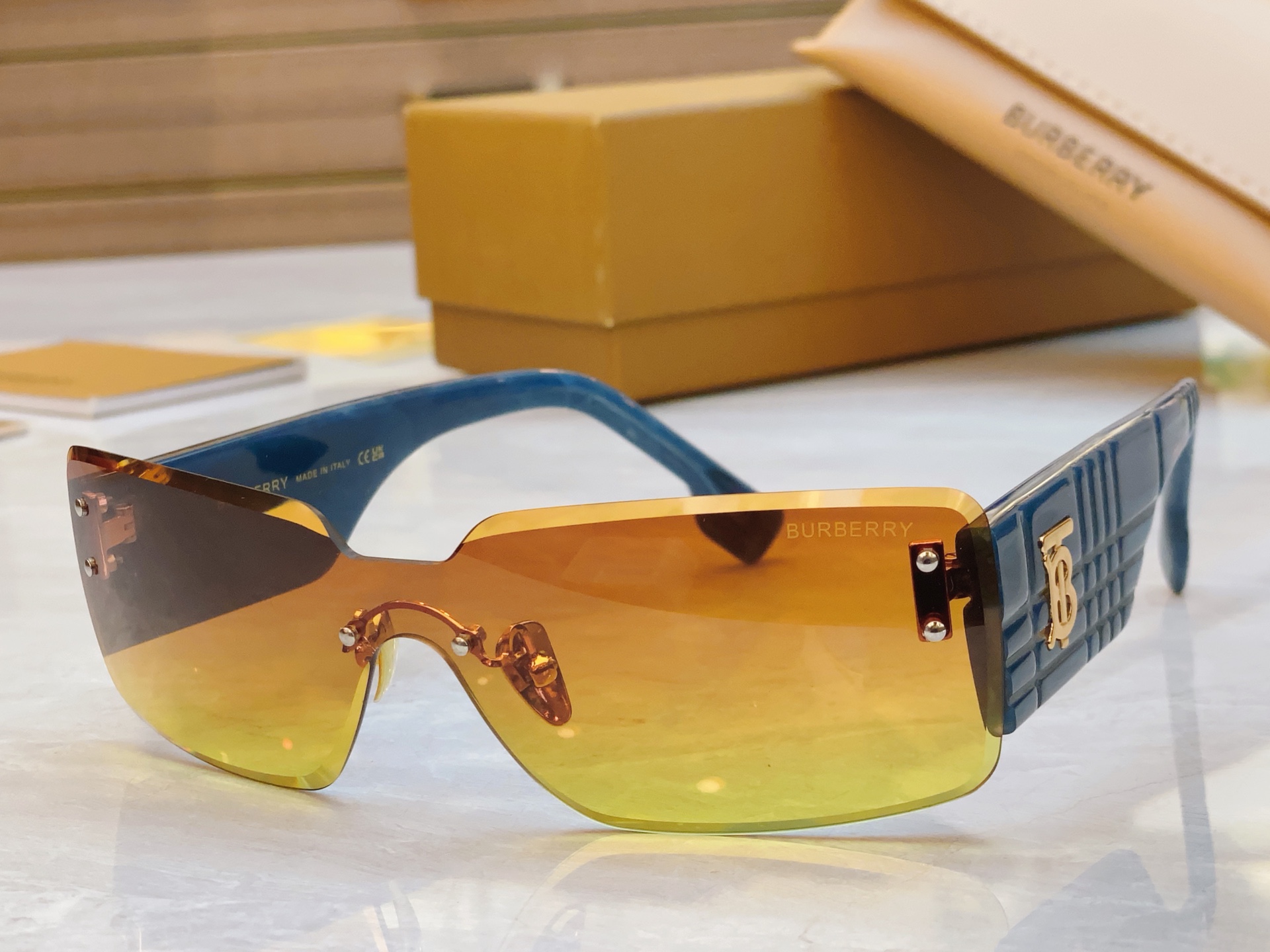 ，【BURBERR*】巴宝*莉新款太阳镜🕶️。MODEL：BE3137，SIZE：148口0-142
