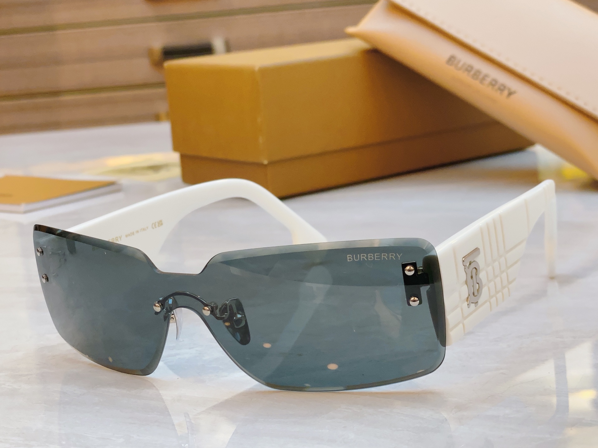，【BURBERR*】巴宝*莉新款太阳镜🕶️。MODEL：BE3137，SIZE：148口0-142