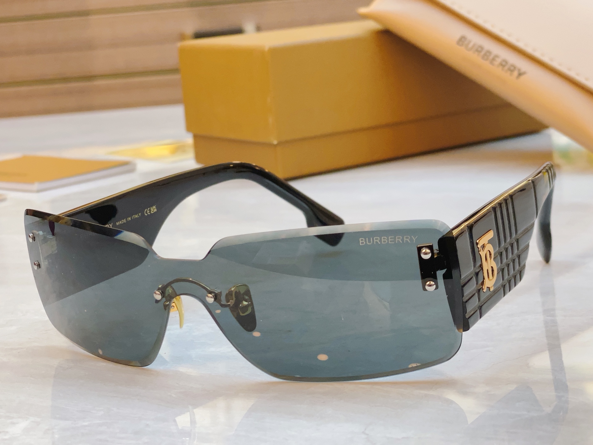 ，【BURBERR*】巴宝*莉新款太阳镜🕶️。MODEL：BE3137，SIZE：148口0-142