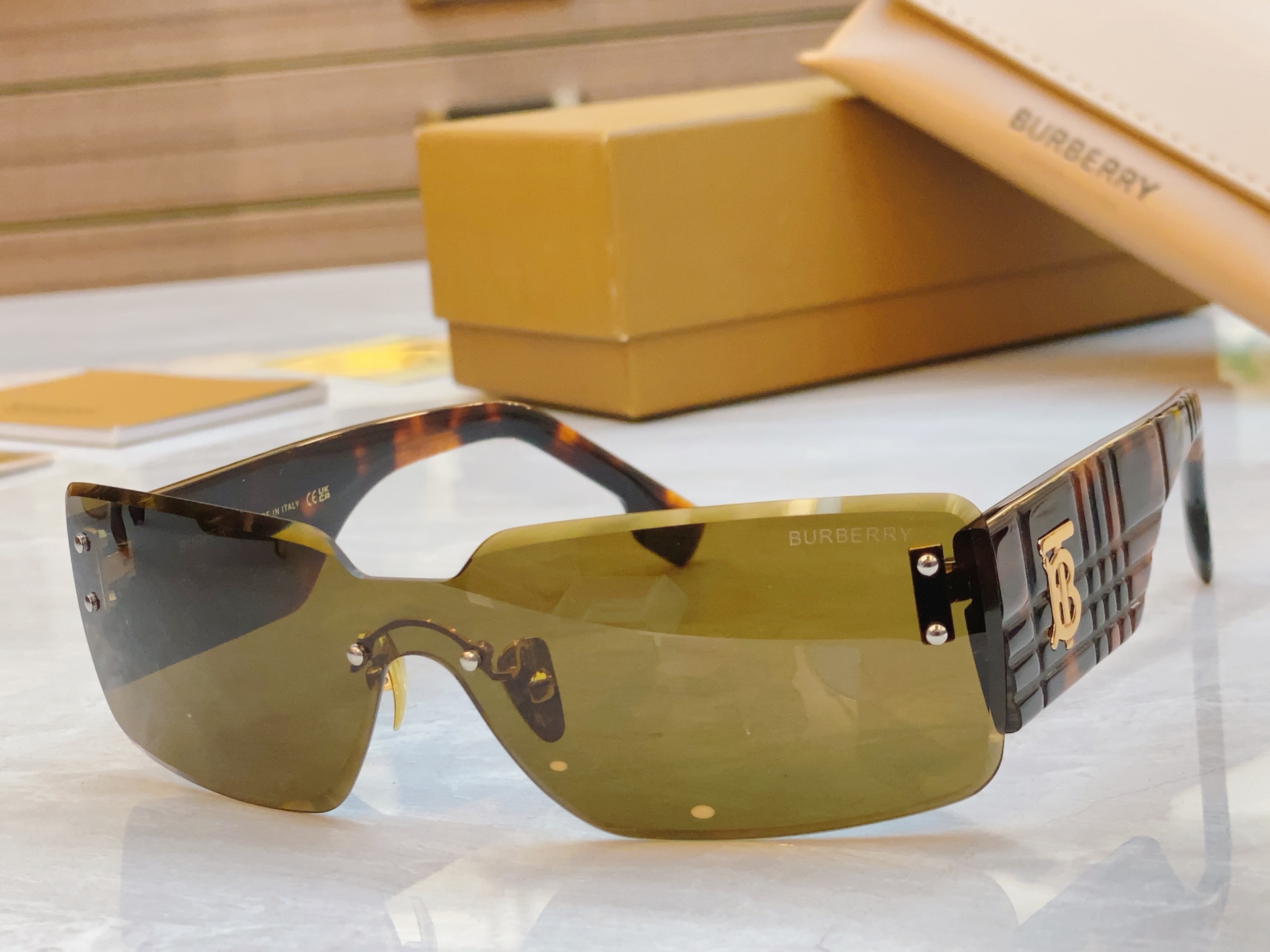 ，【BURBERR*】巴宝*莉新款太阳镜🕶️。MODEL：BE3137，SIZE：148口0-142