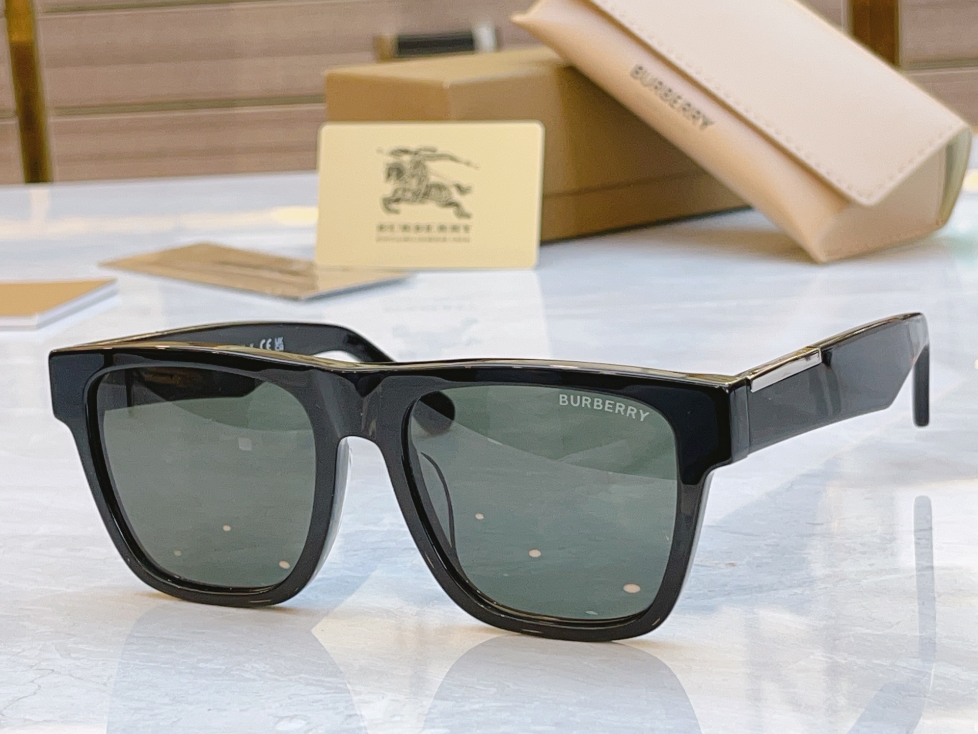 ，【BURBERR*】巴宝*莉新款太阳镜🕶️。MODEL：BE4438，SIZE：54口18-140