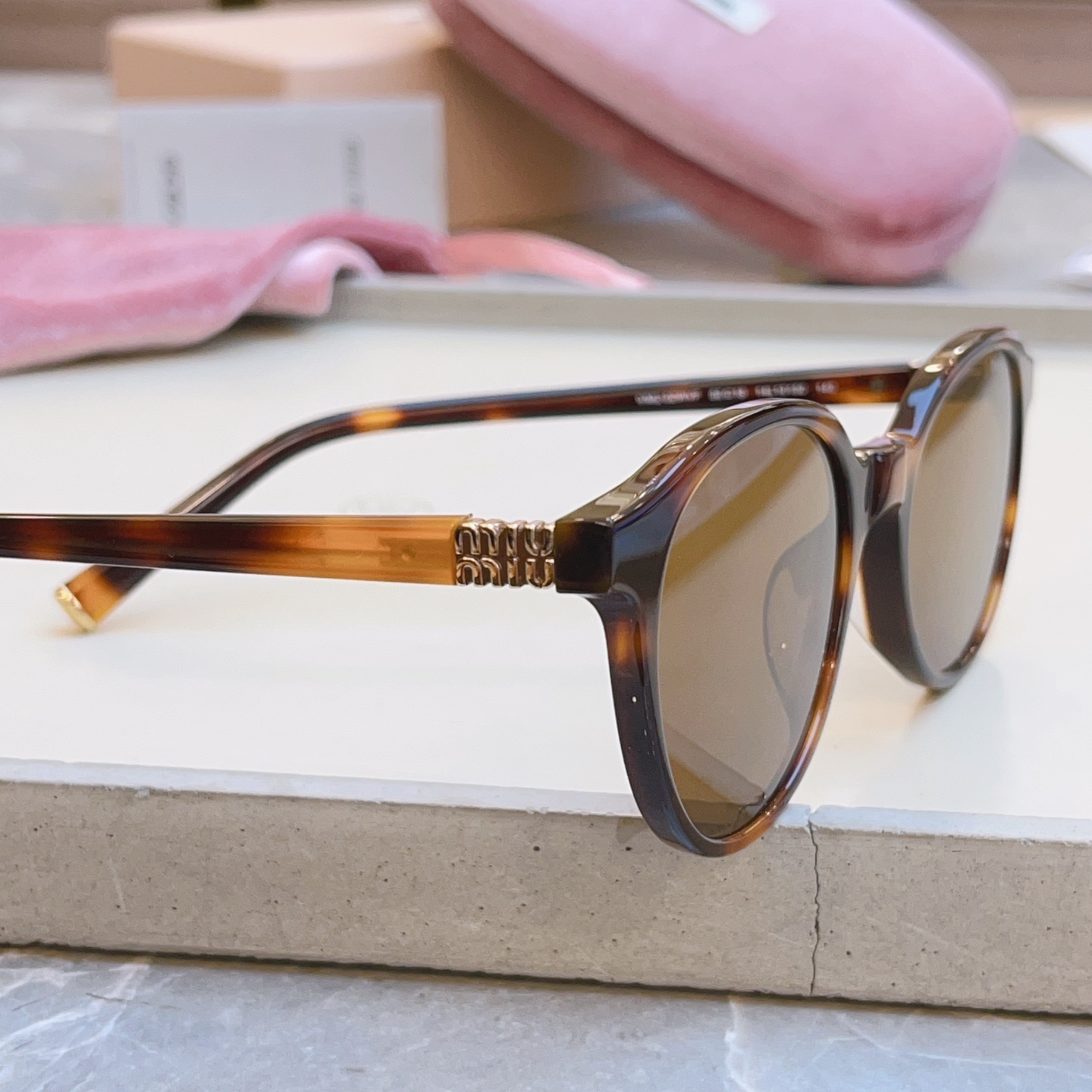 ，【MIUMI*】缪*缪新款太阳镜🕶️，Mod：VMU 02WVF，SIZE50口18-140