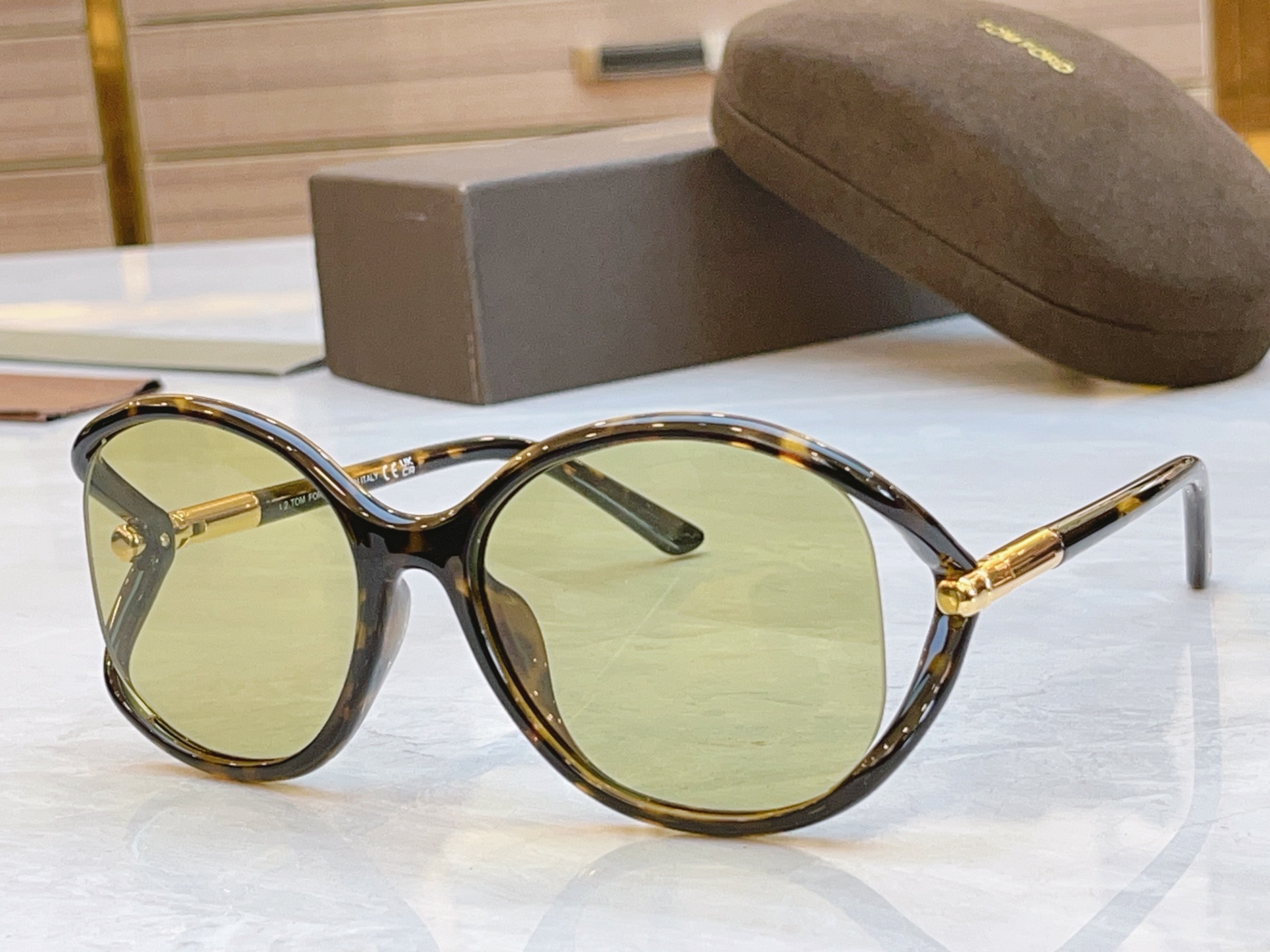 ，【TOM FOR*】汤姆*福特新款太阳镜🕶️，MODEL：FT 1090，SIZE：59口18-120
