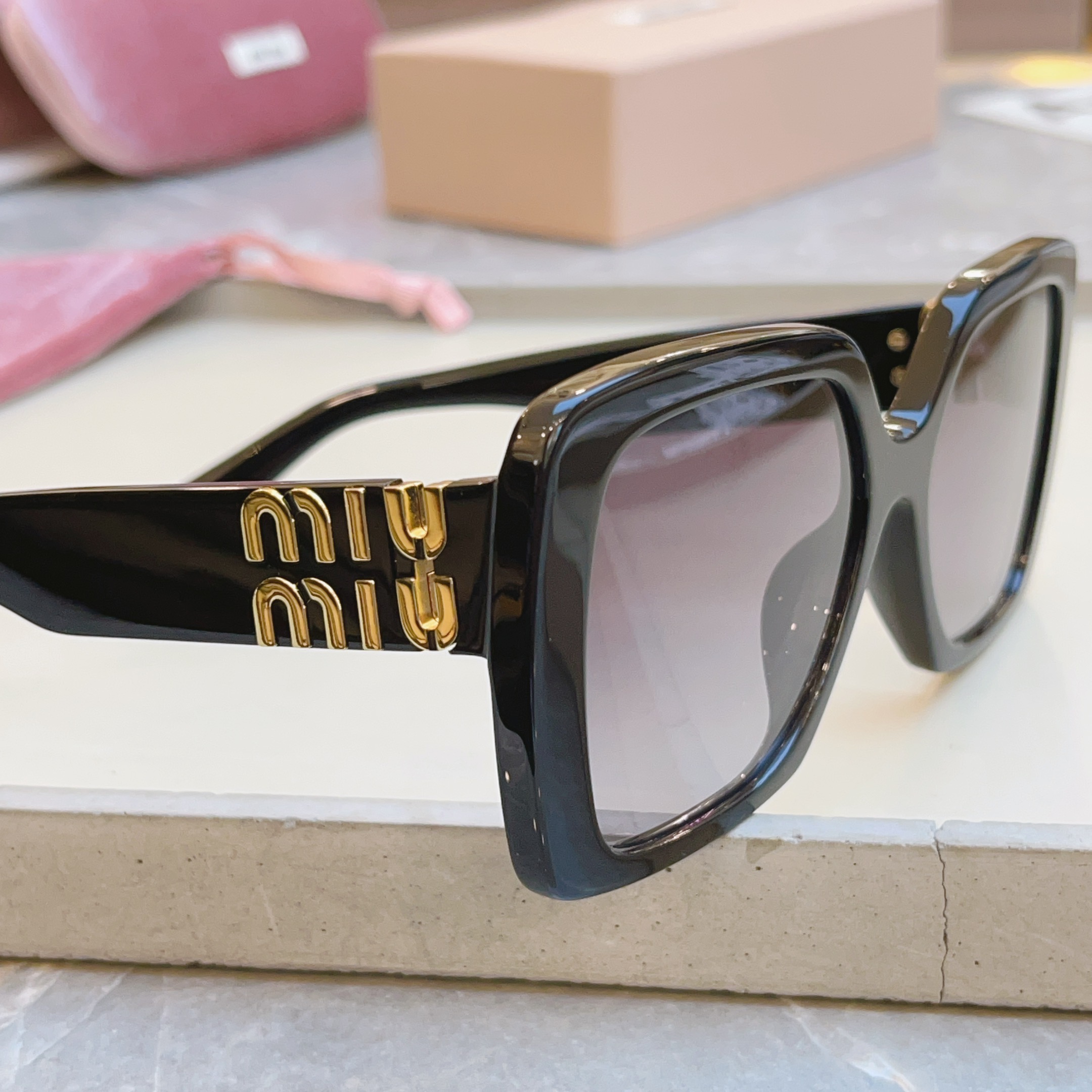 ，【MIUMI*】缪*缪新款太阳镜🕶️，Mod:SMU 10Y，高版本✨SIZE:56口17-135