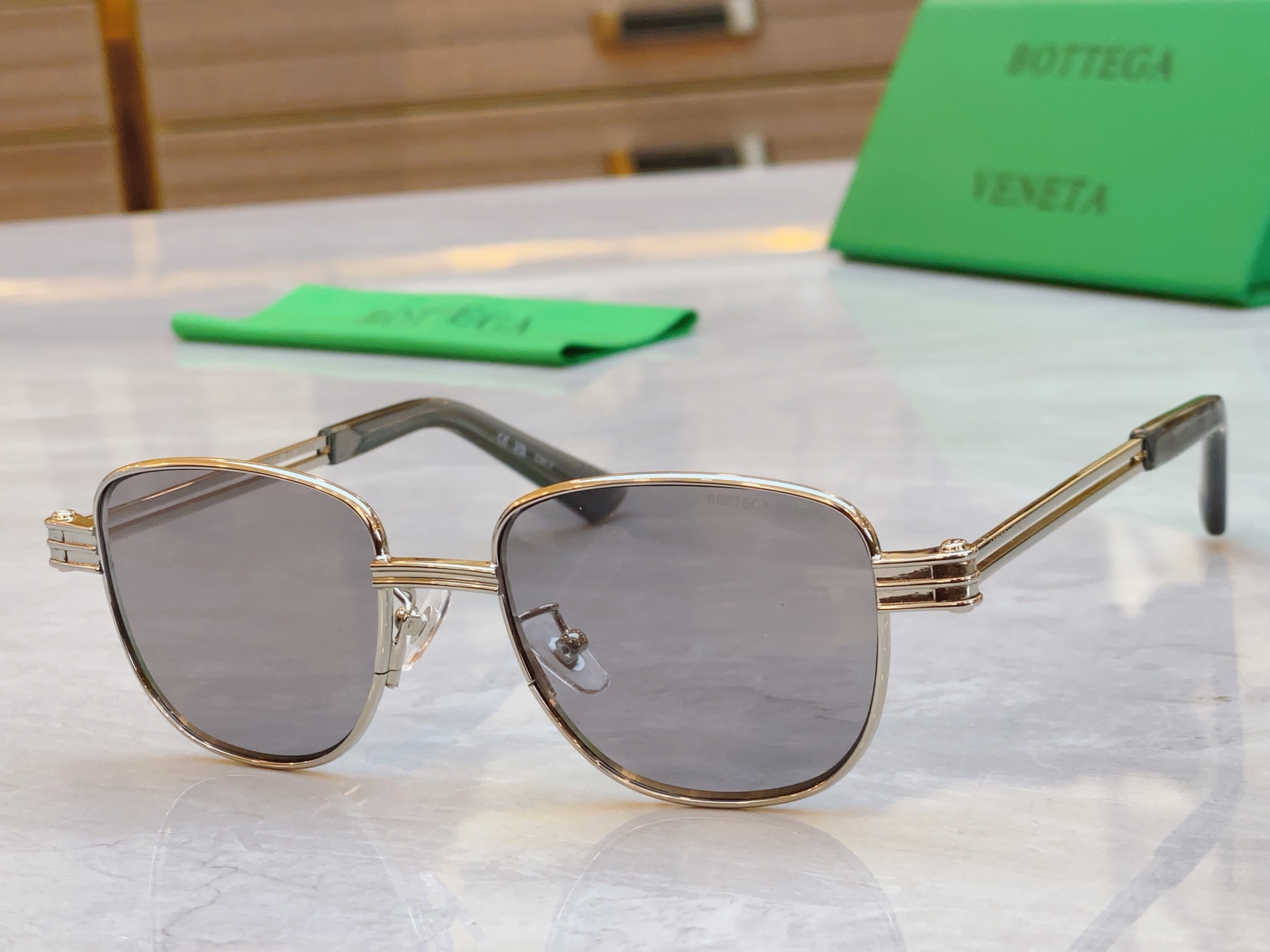 ，【BOTTEGA VENET*】宝缇*嘉新款太阳镜，MODEL：BV1380S，SIZE：51口18-