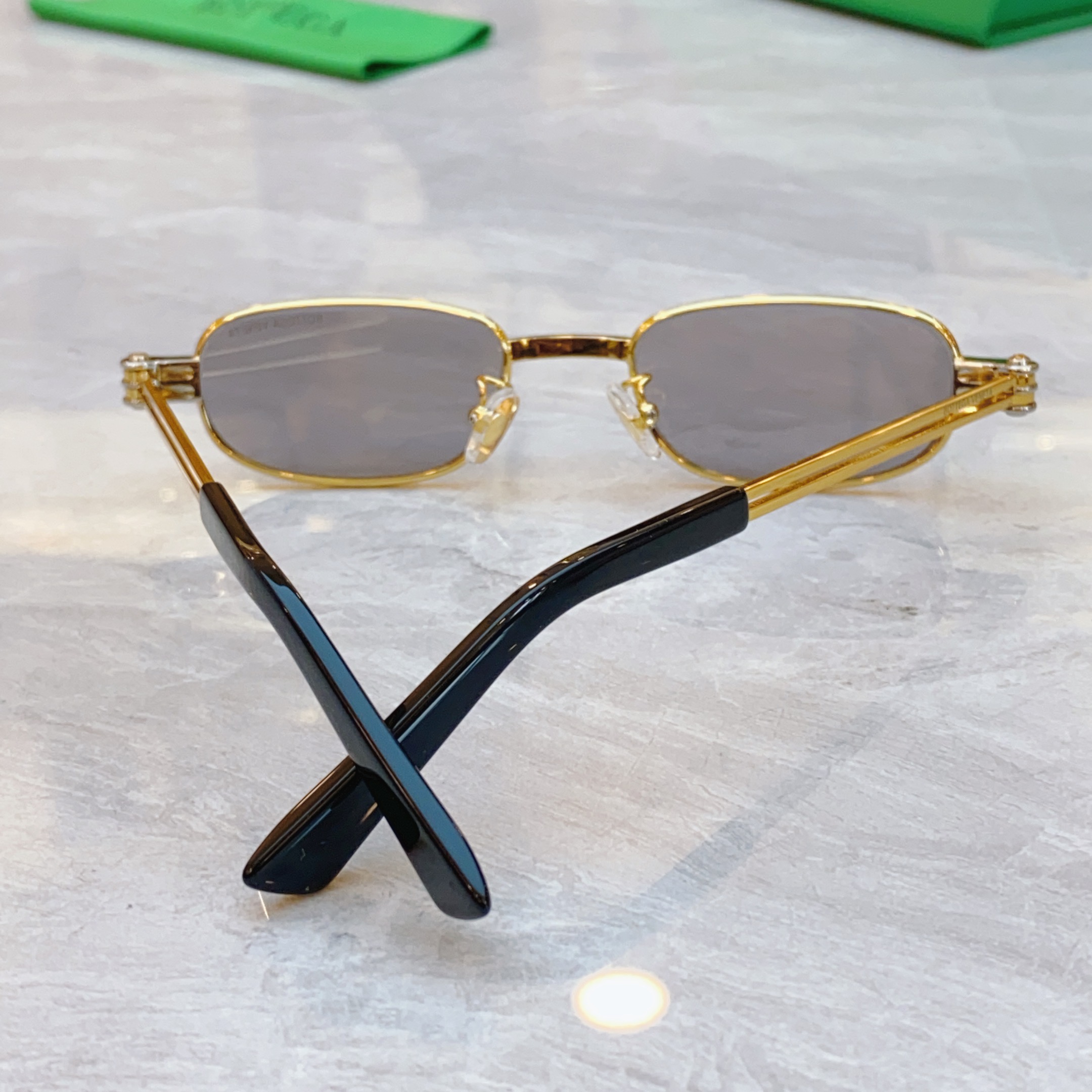 ，【BOTTEGA VENET*】宝缇*嘉新款太阳镜，MODEL：BV1381S，SIZE：50口20-