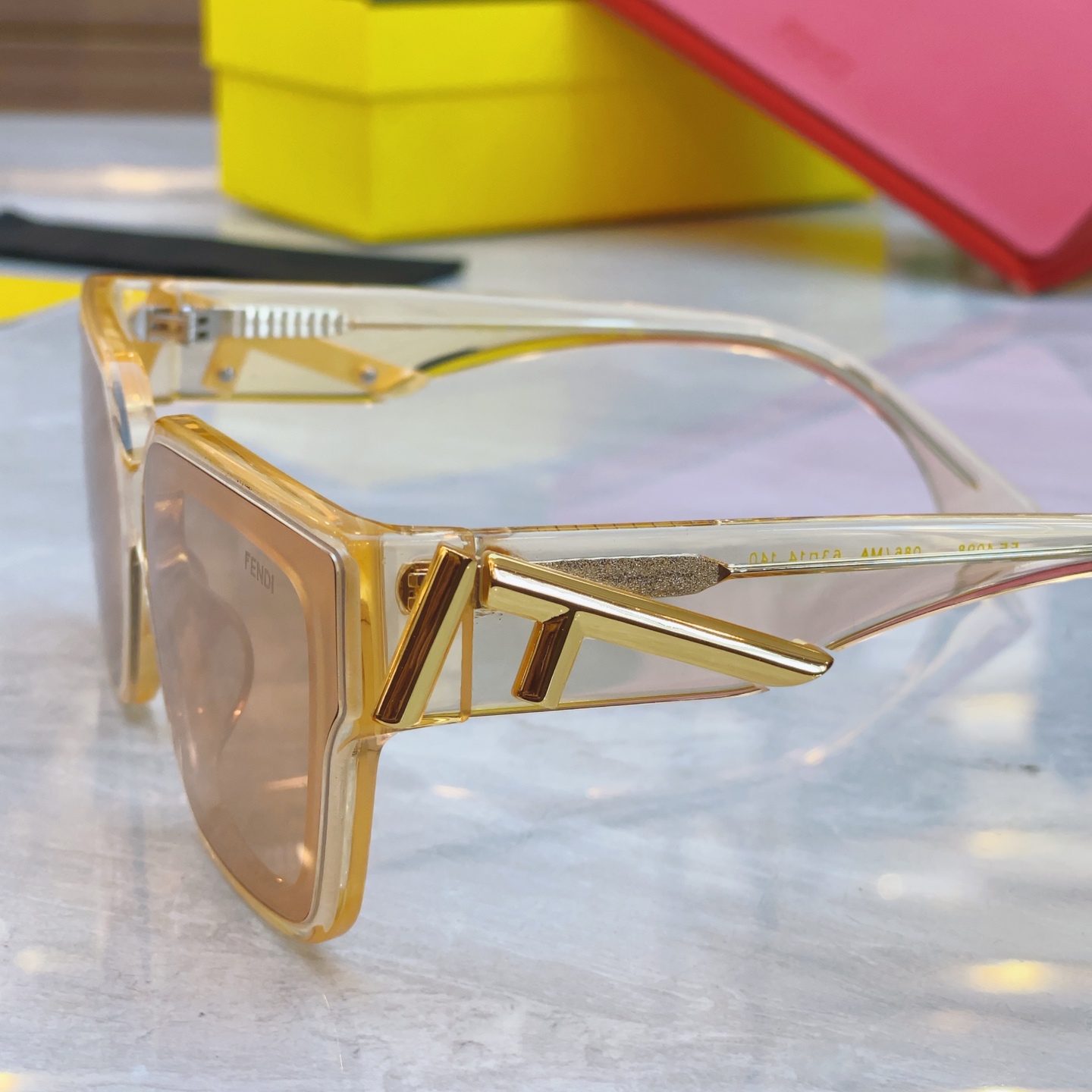 ，【FEN*】芬*迪新款太阳镜🕶️，
MODEL：FE4098，SIZE：63口14-140