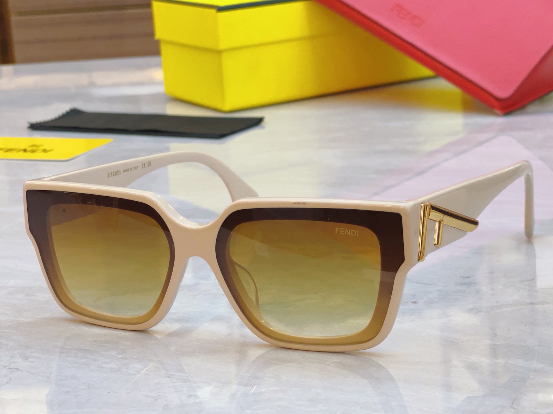 ，【FEN*】芬*迪新款太阳镜🕶️，
MODEL：FE4098，SIZE：63口14-140