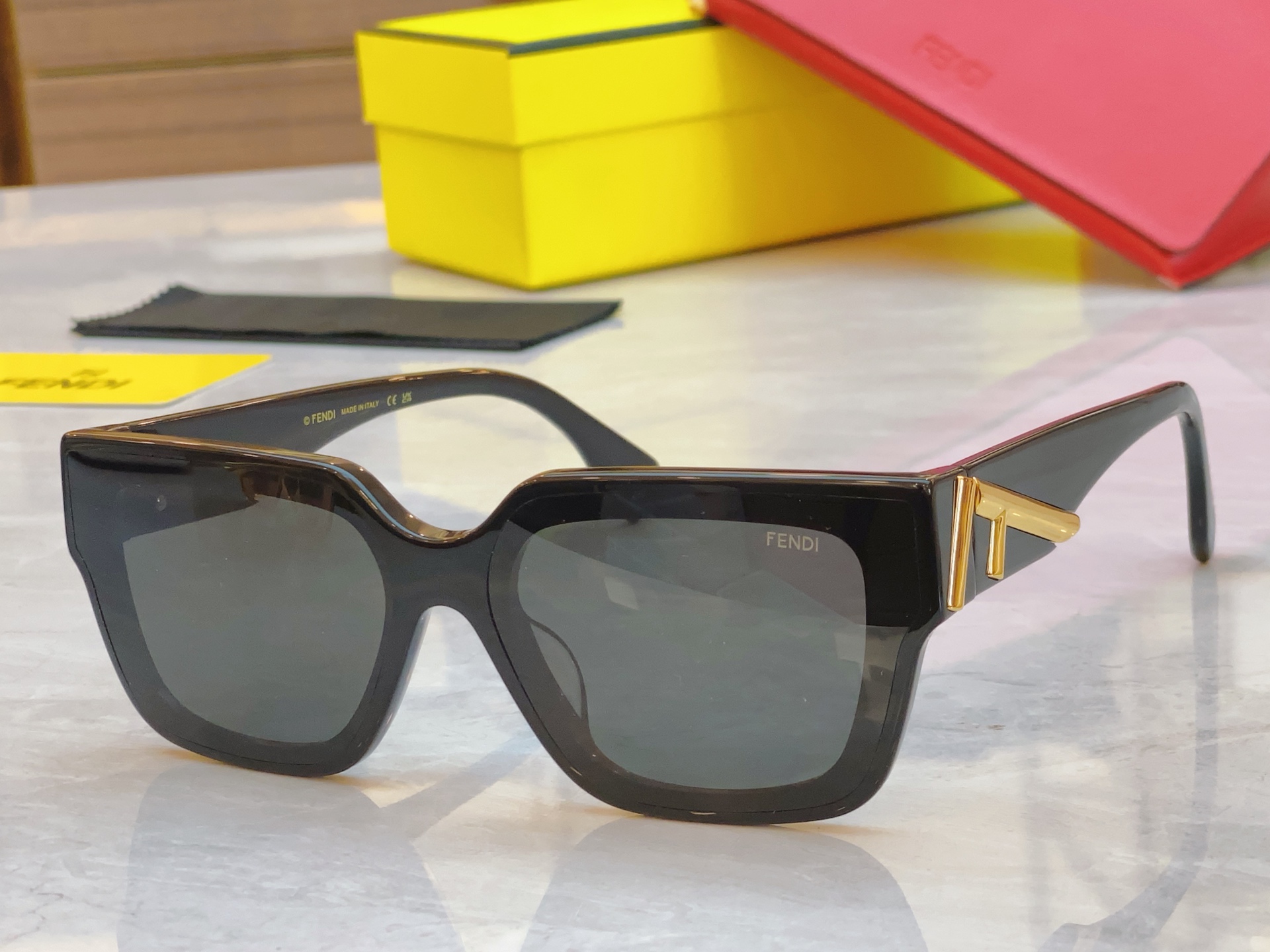 ，【FEN*】芬*迪新款太阳镜🕶️，
MODEL：FE4098，SIZE：63口14-140