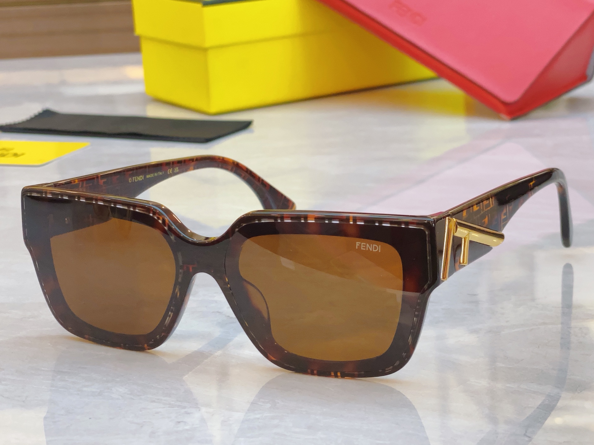 ，【FEN*】芬*迪新款太阳镜🕶️，
MODEL：FE4098，SIZE：63口14-140