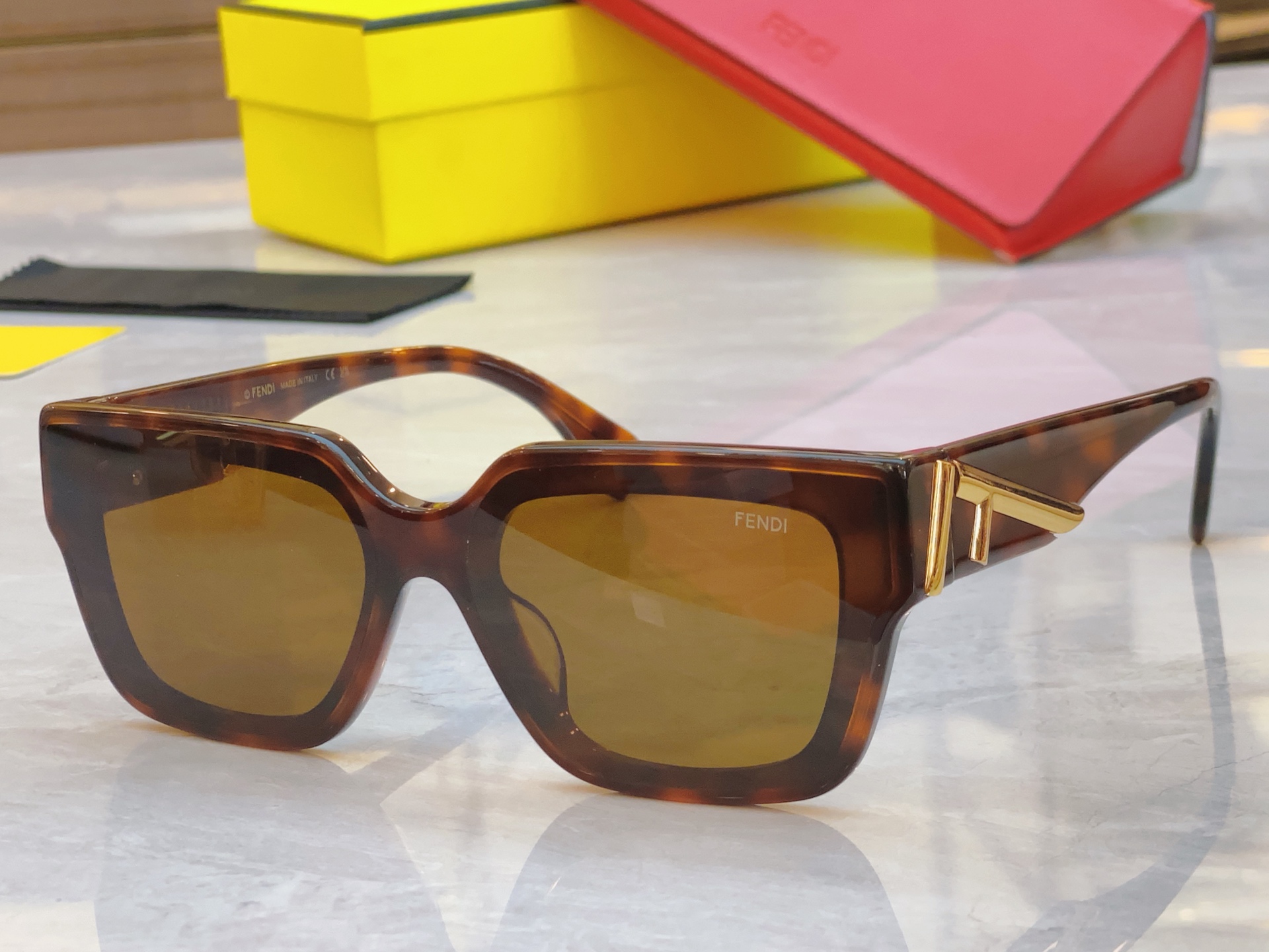 ，【FEN*】芬*迪新款太阳镜🕶️，
MODEL：FE4098，SIZE：63口14-140