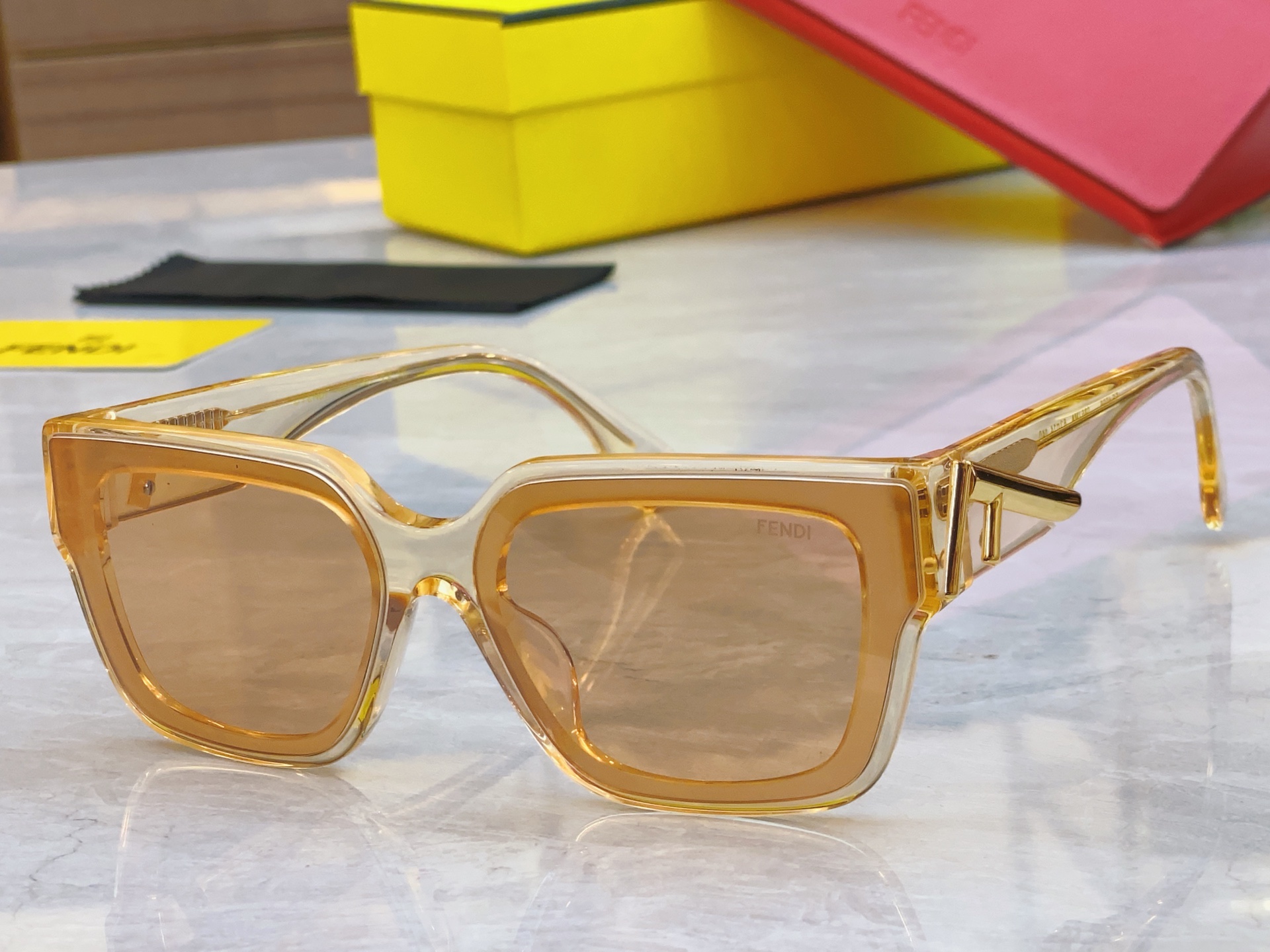 ，【FEN*】芬*迪新款太阳镜🕶️，
MODEL：FE4098，SIZE：63口14-140