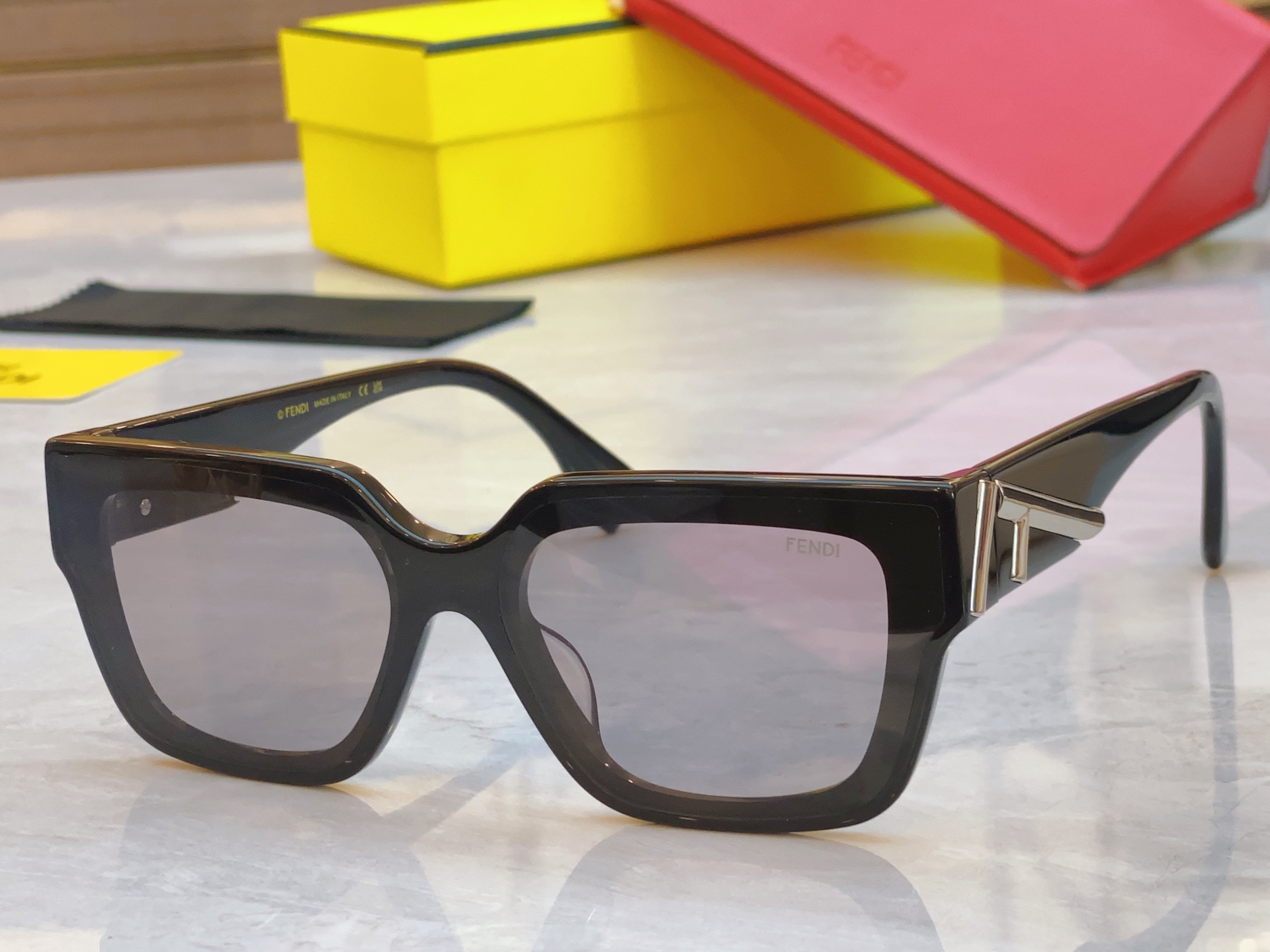，【FEN*】芬*迪新款太阳镜🕶️，
MODEL：FE4098，SIZE：63口14-140