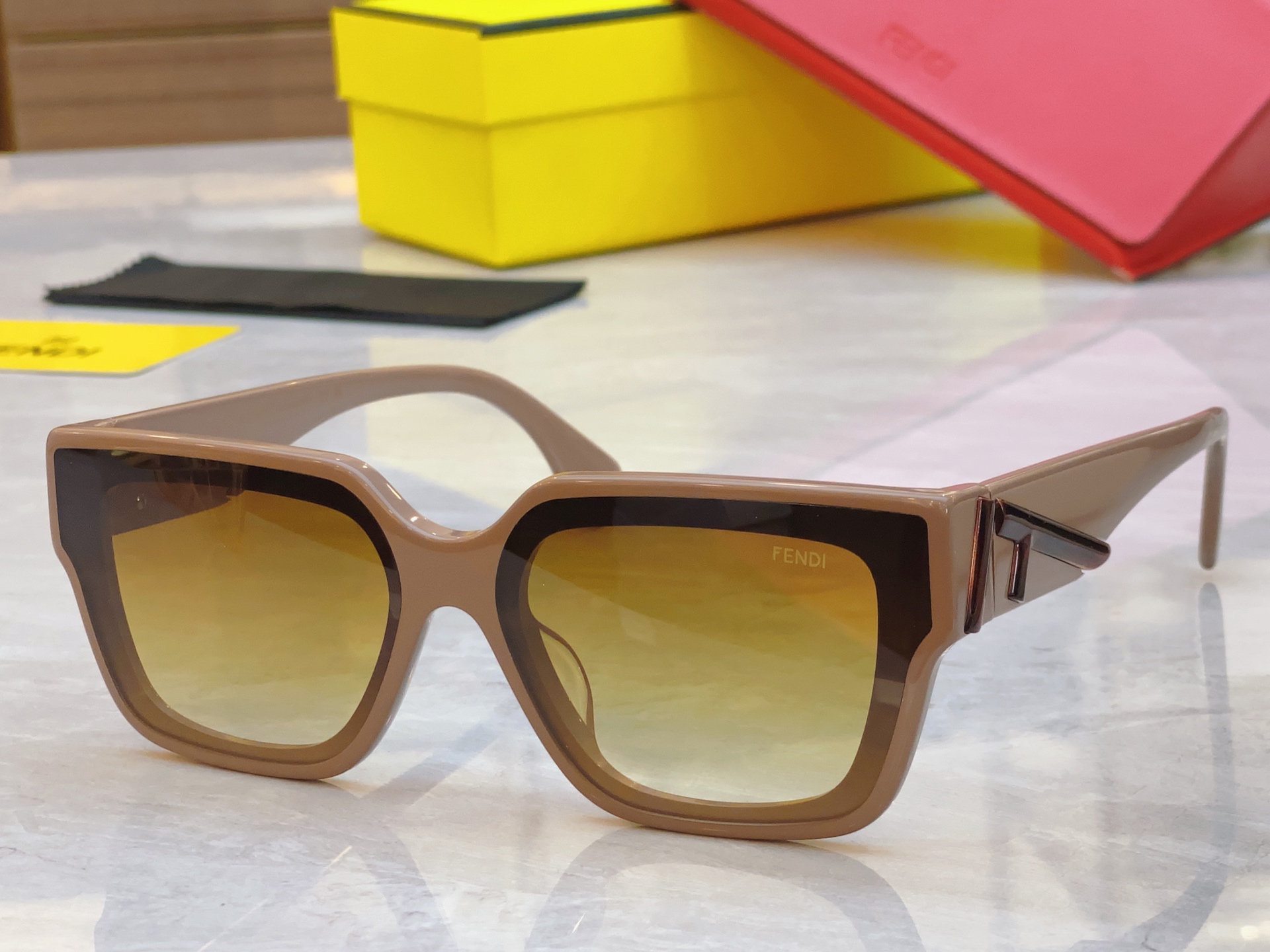 ，【FEN*】芬*迪新款太阳镜🕶️，
MODEL：FE4098，SIZE：63口14-140