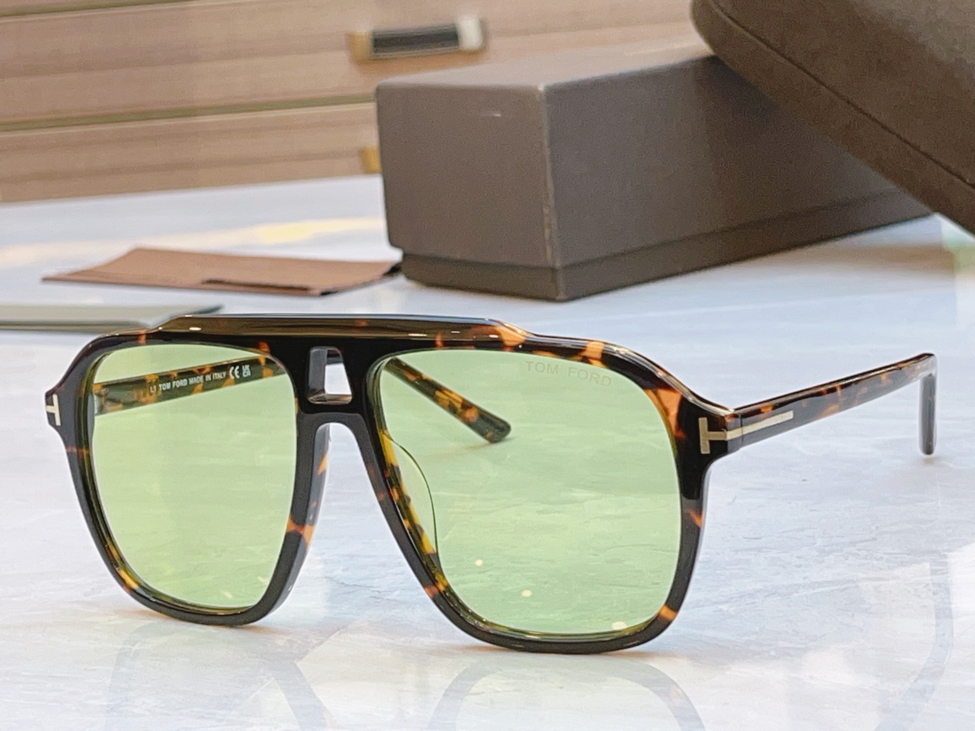 ，【TOM FOR*】汤姆*福特新款太阳镜🕶️，MODEL：FT1209，SIZE：56口14-145