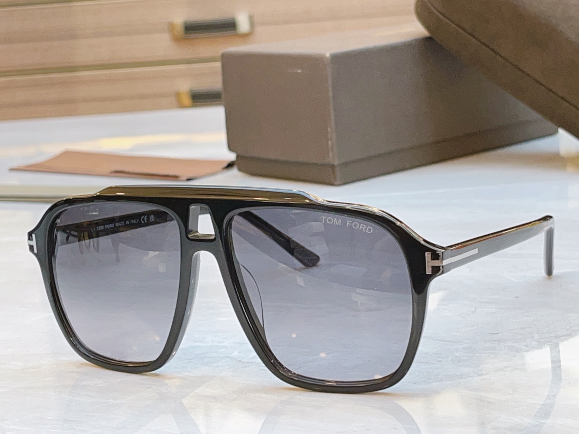 ，【TOM FOR*】汤姆*福特新款太阳镜🕶️，MODEL：FT1209，SIZE：56口14-145