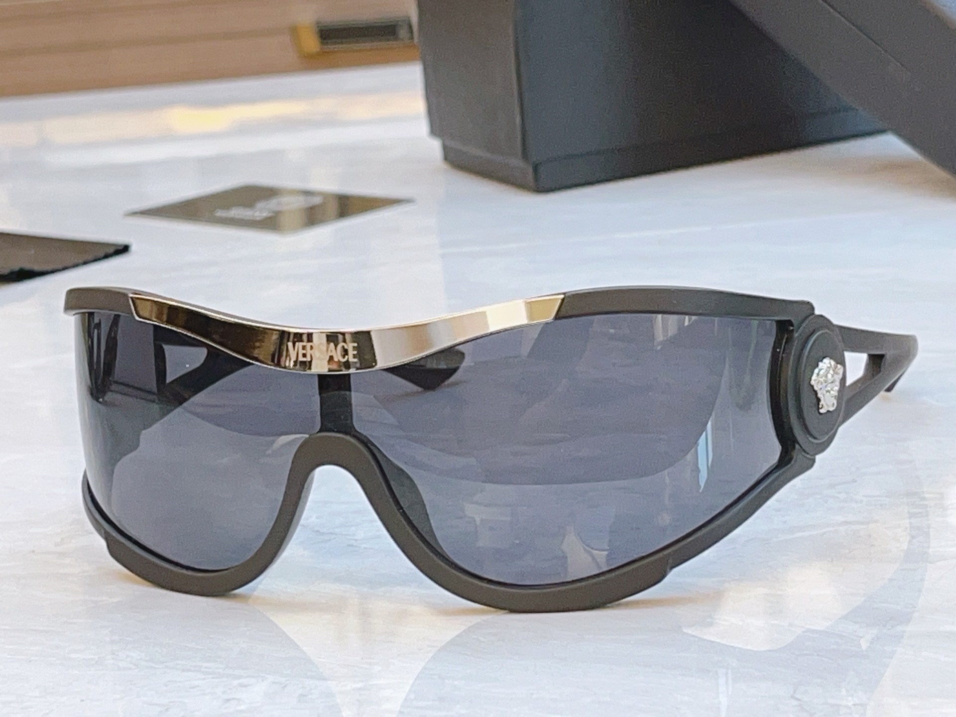 ，【VERSAC*】范思*哲新款太阳镜，
MODEL：VS4475，SIZE：42口14-110