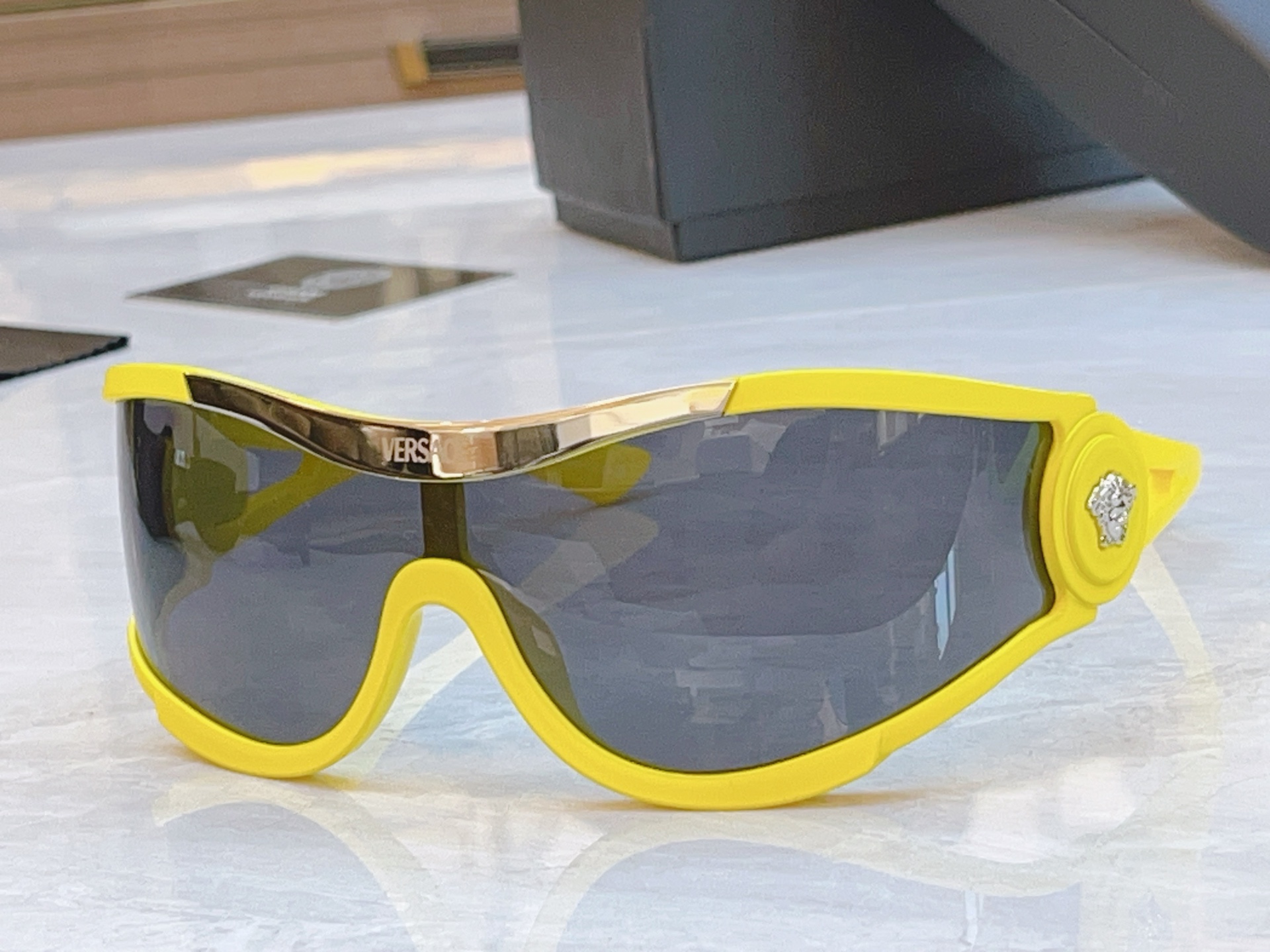 ，【VERSAC*】范思*哲新款太阳镜，
MODEL：VS4475，SIZE：42口14-110