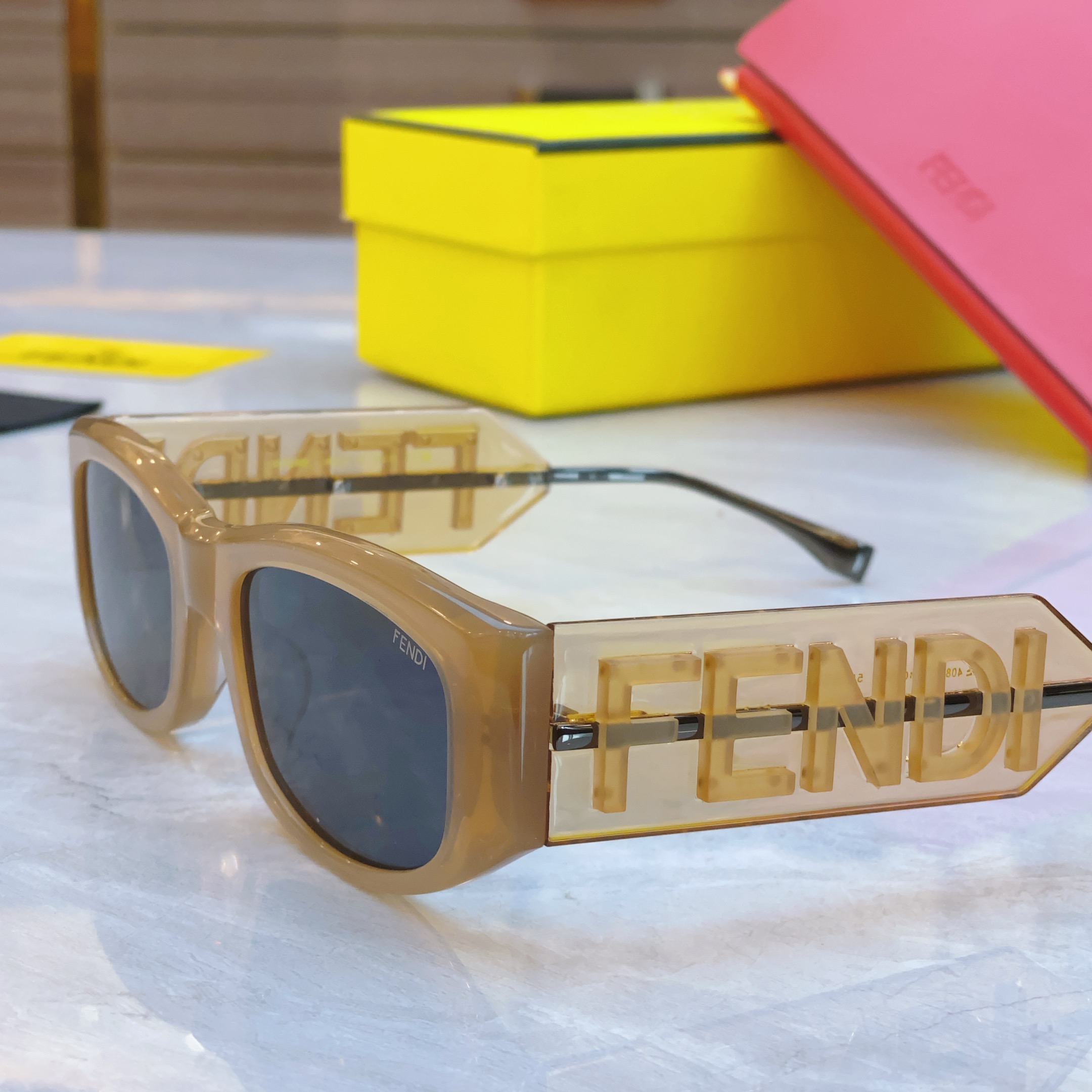 ，【FEN*】芬*迪新款太阳镜🕶️，
MODEL：FE4078，SIZE：55口21-145