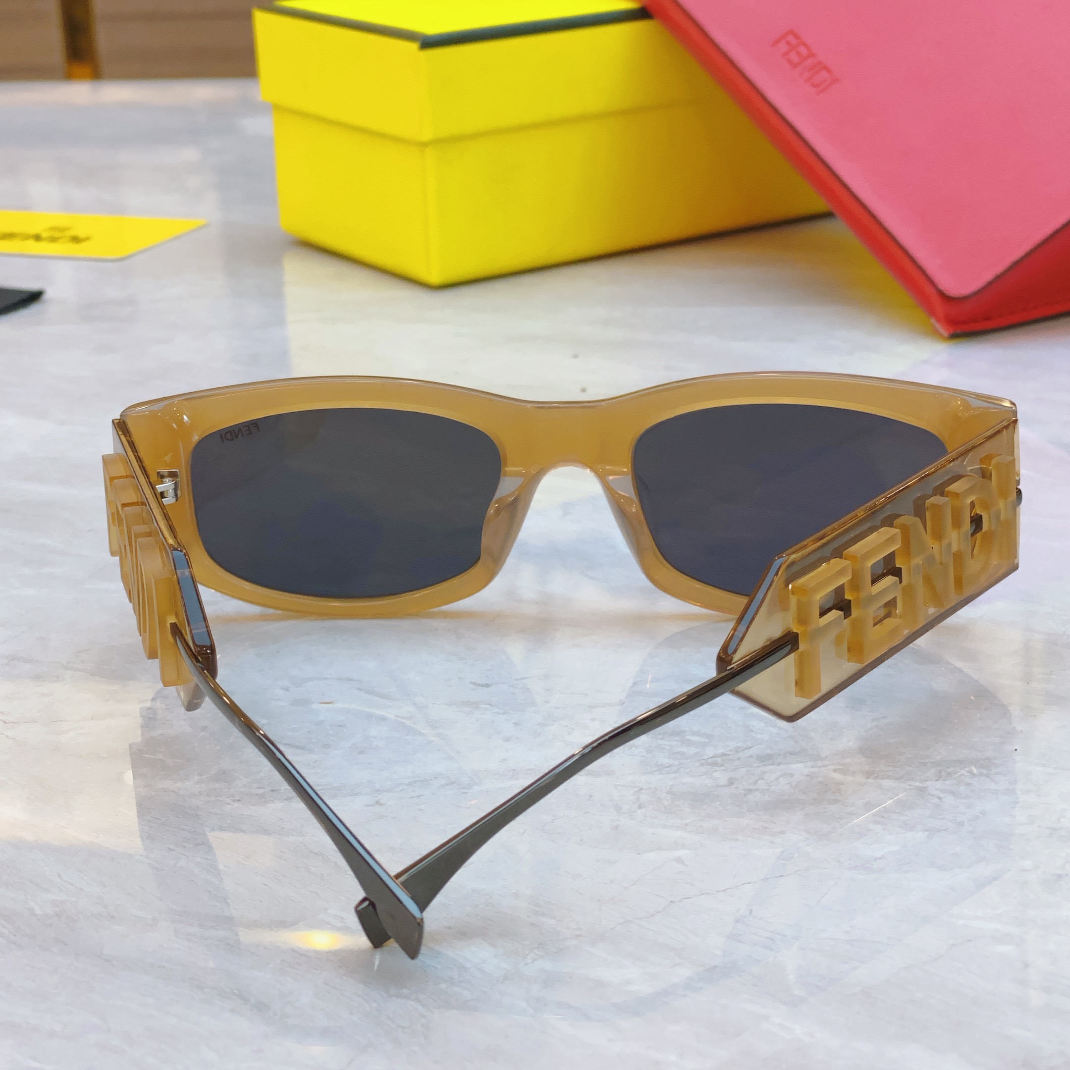 ，【FEN*】芬*迪新款太阳镜🕶️，
MODEL：FE4078，SIZE：55口21-145