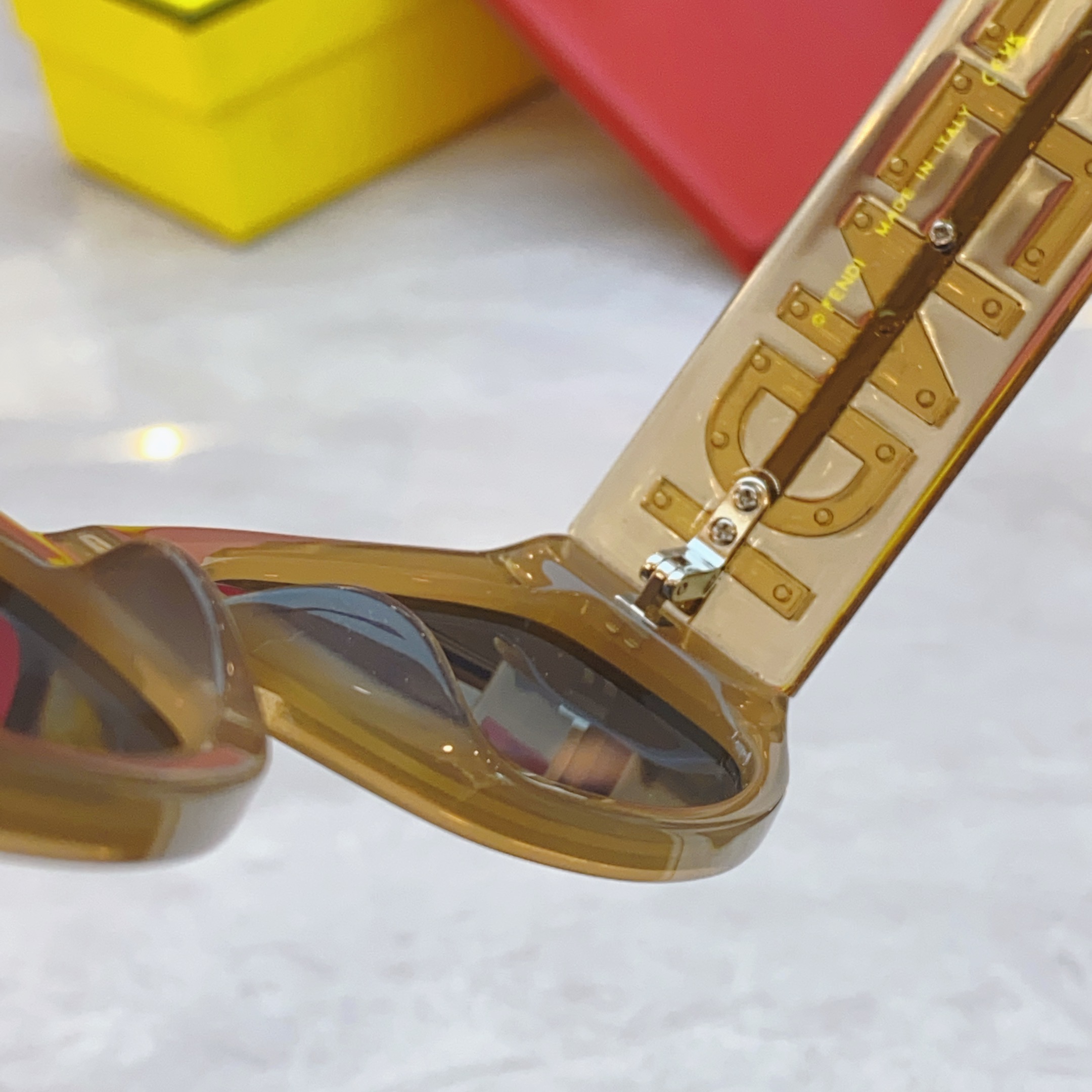 ，【FEN*】芬*迪新款太阳镜🕶️，
MODEL：FE4078，SIZE：55口21-145