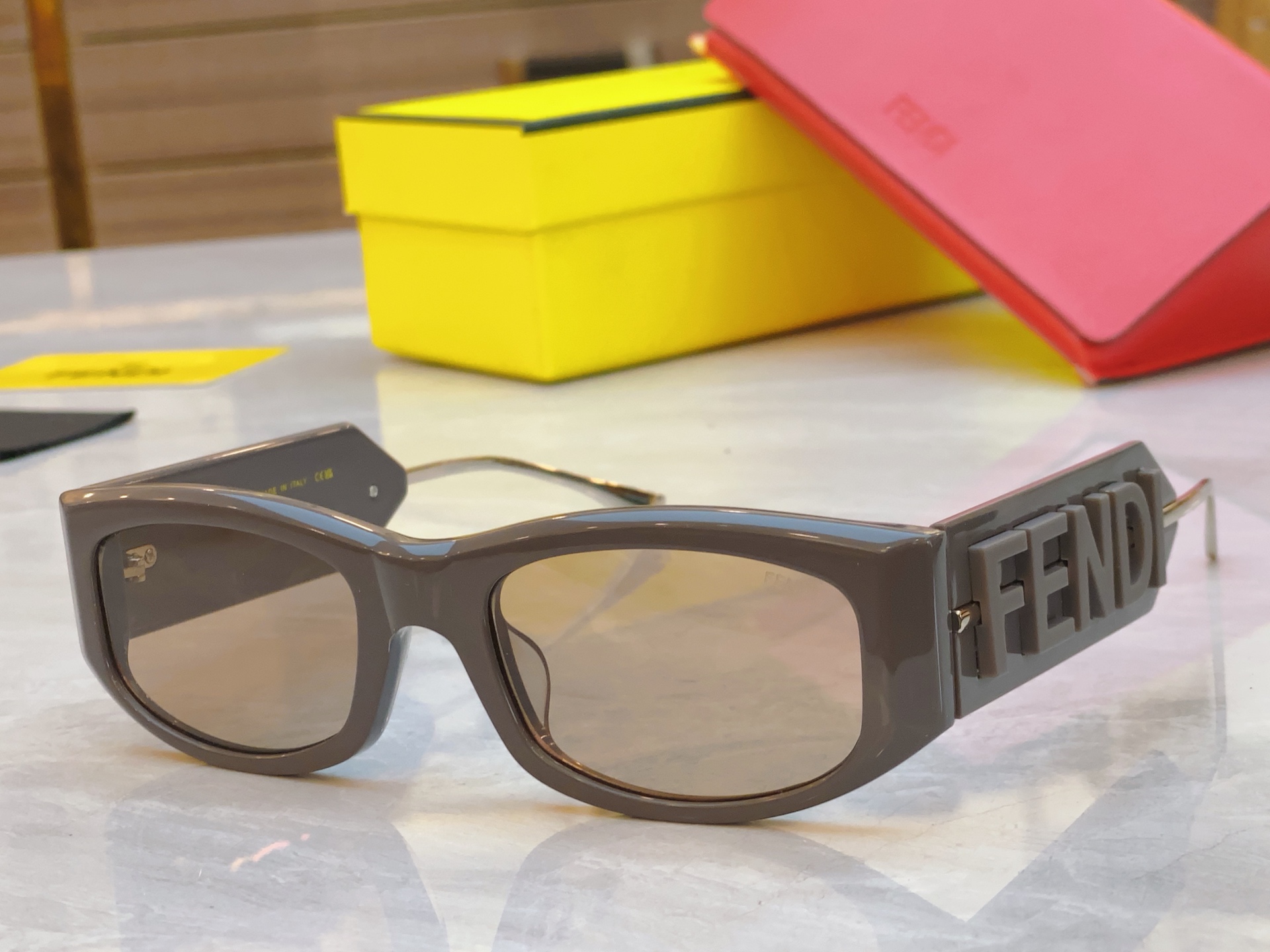 ，【FEN*】芬*迪新款太阳镜🕶️，
MODEL：FE4078，SIZE：55口21-145