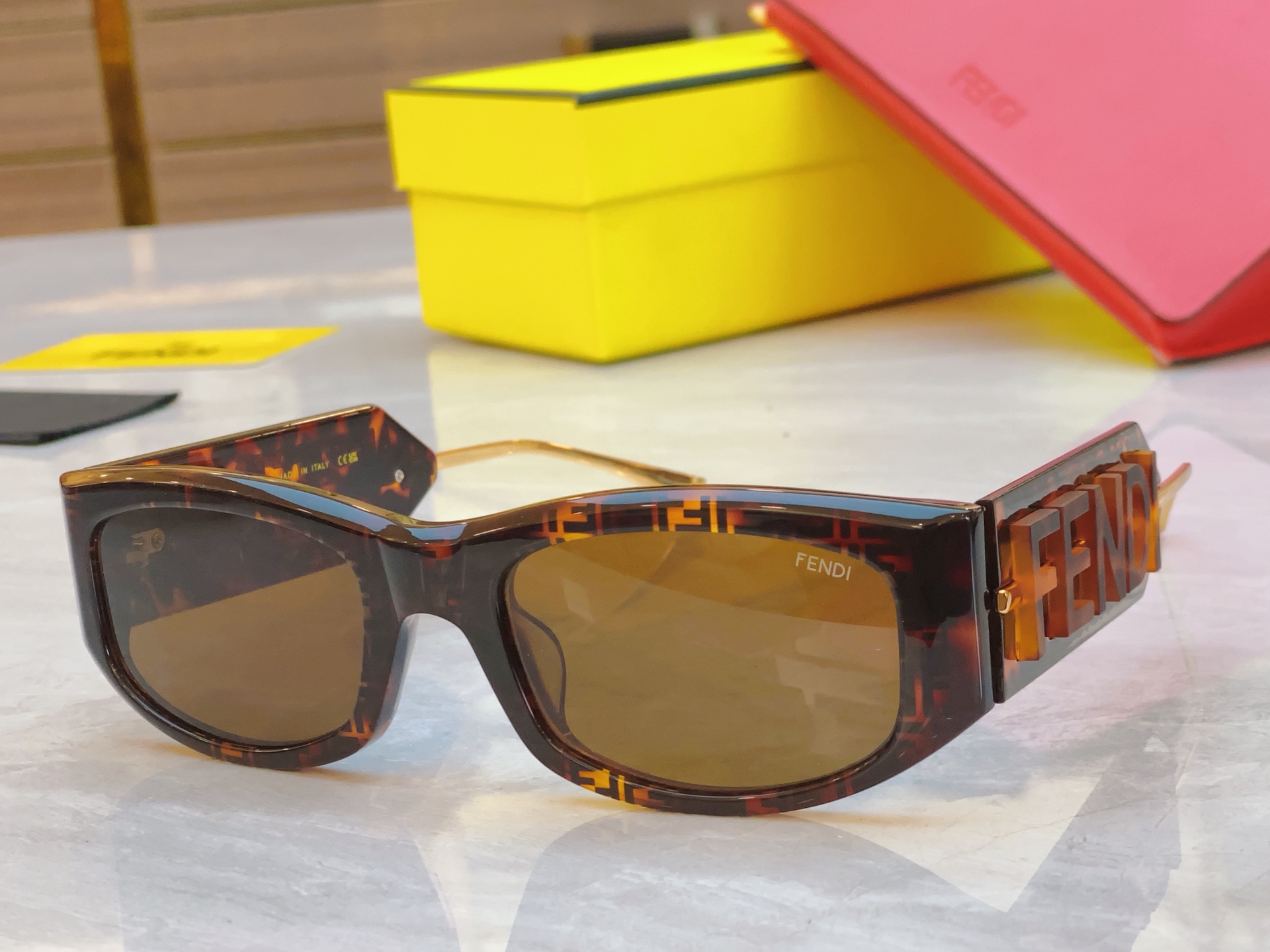 ，【FEN*】芬*迪新款太阳镜🕶️，
MODEL：FE4078，SIZE：55口21-145