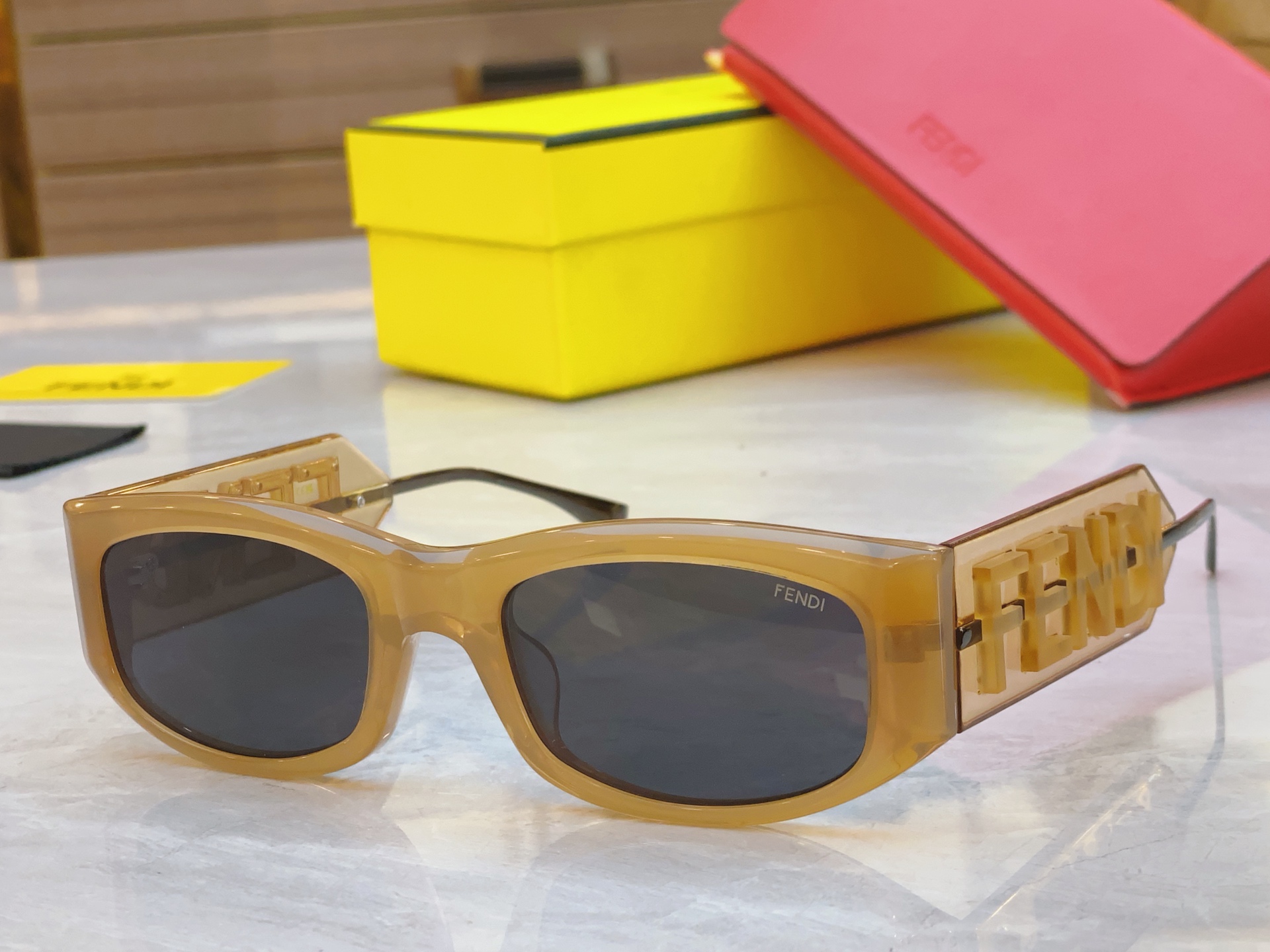 ，【FEN*】芬*迪新款太阳镜🕶️，
MODEL：FE4078，SIZE：55口21-145