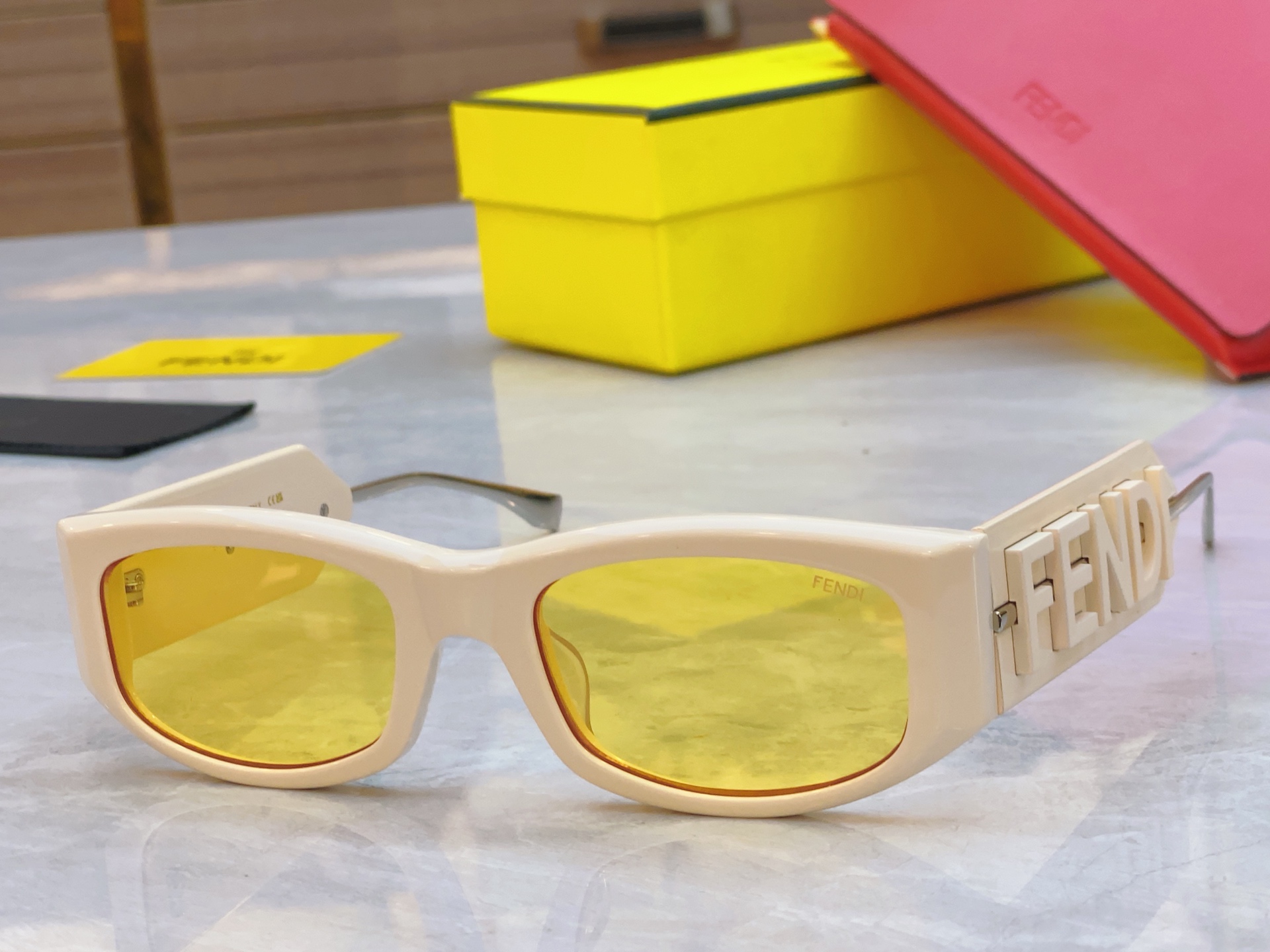 ，【FEN*】芬*迪新款太阳镜🕶️，
MODEL：FE4078，SIZE：55口21-145