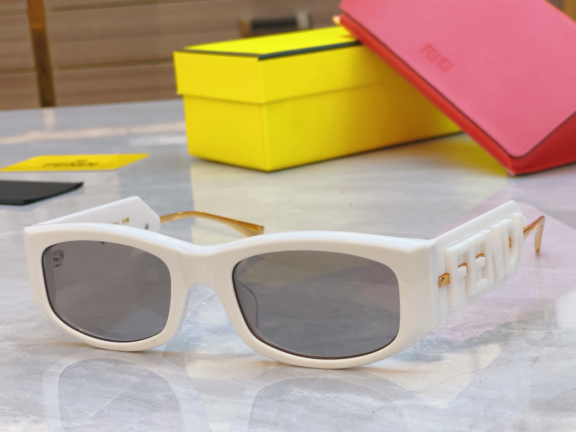 ，【FEN*】芬*迪新款太阳镜🕶️，
MODEL：FE4078，SIZE：55口21-145