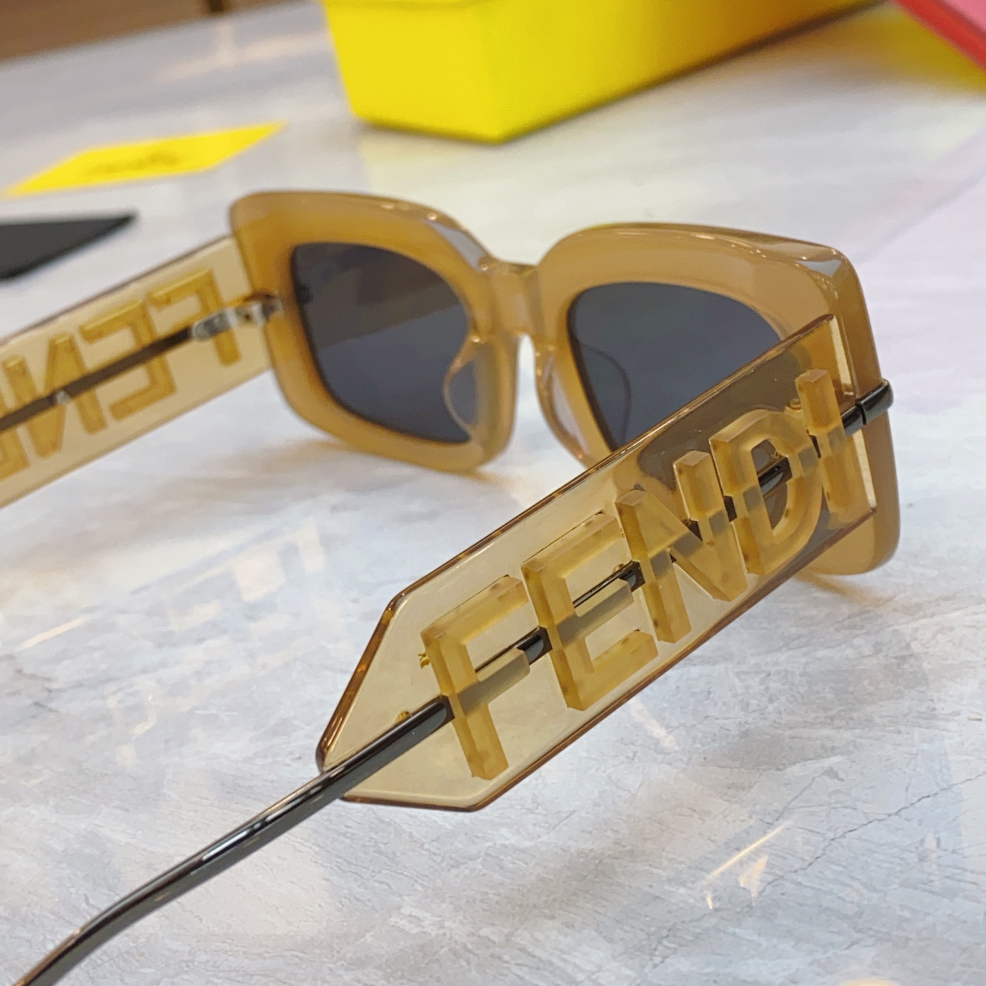 ，【FEN*】芬*迪新款太阳镜🕶️，
MODEL：FOL085V1RFPEA，SIZE：52口21-14