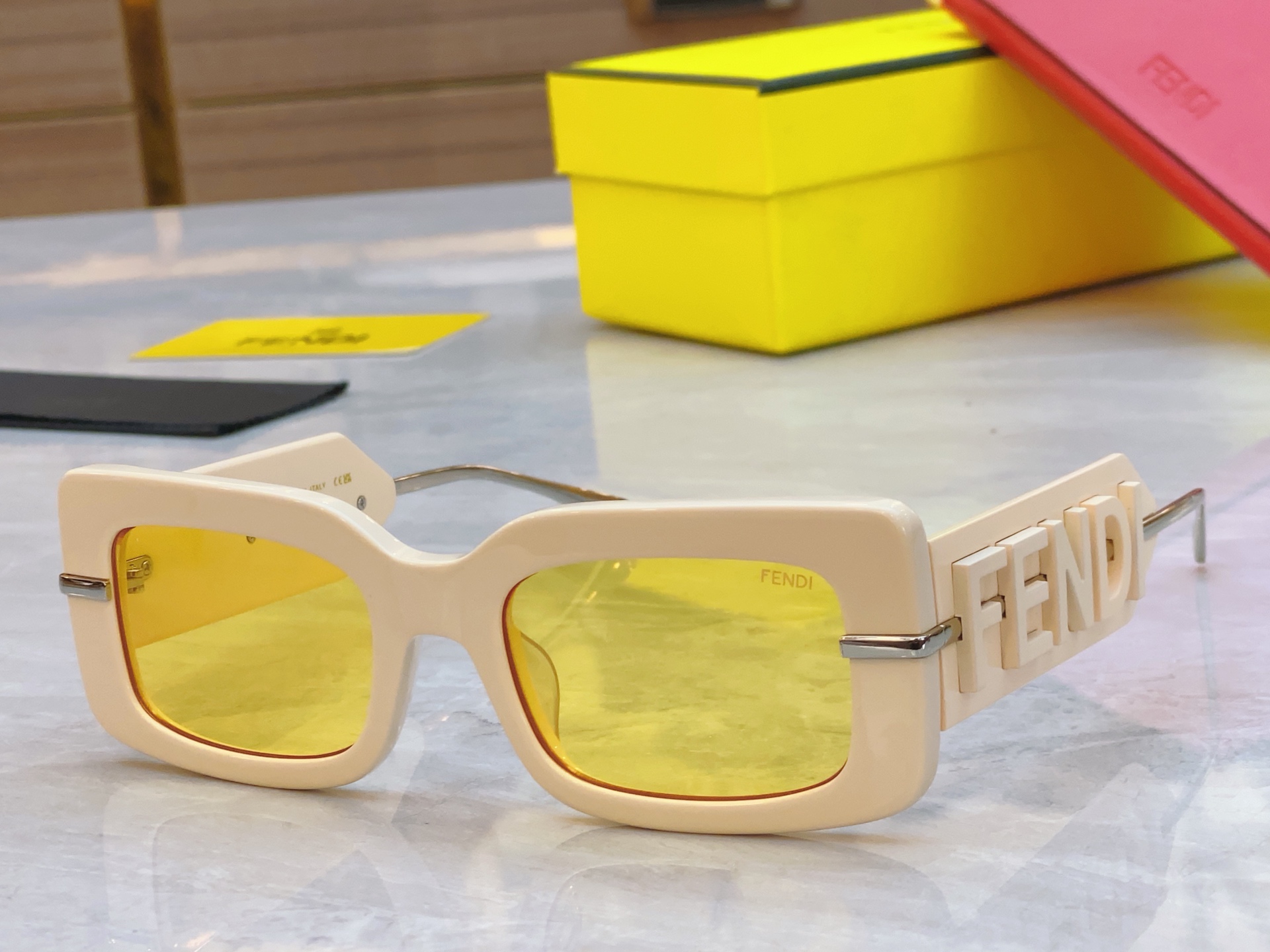 ，【FEN*】芬*迪新款太阳镜🕶️，
MODEL：FOL085V1RFPEA，SIZE：52口21-14