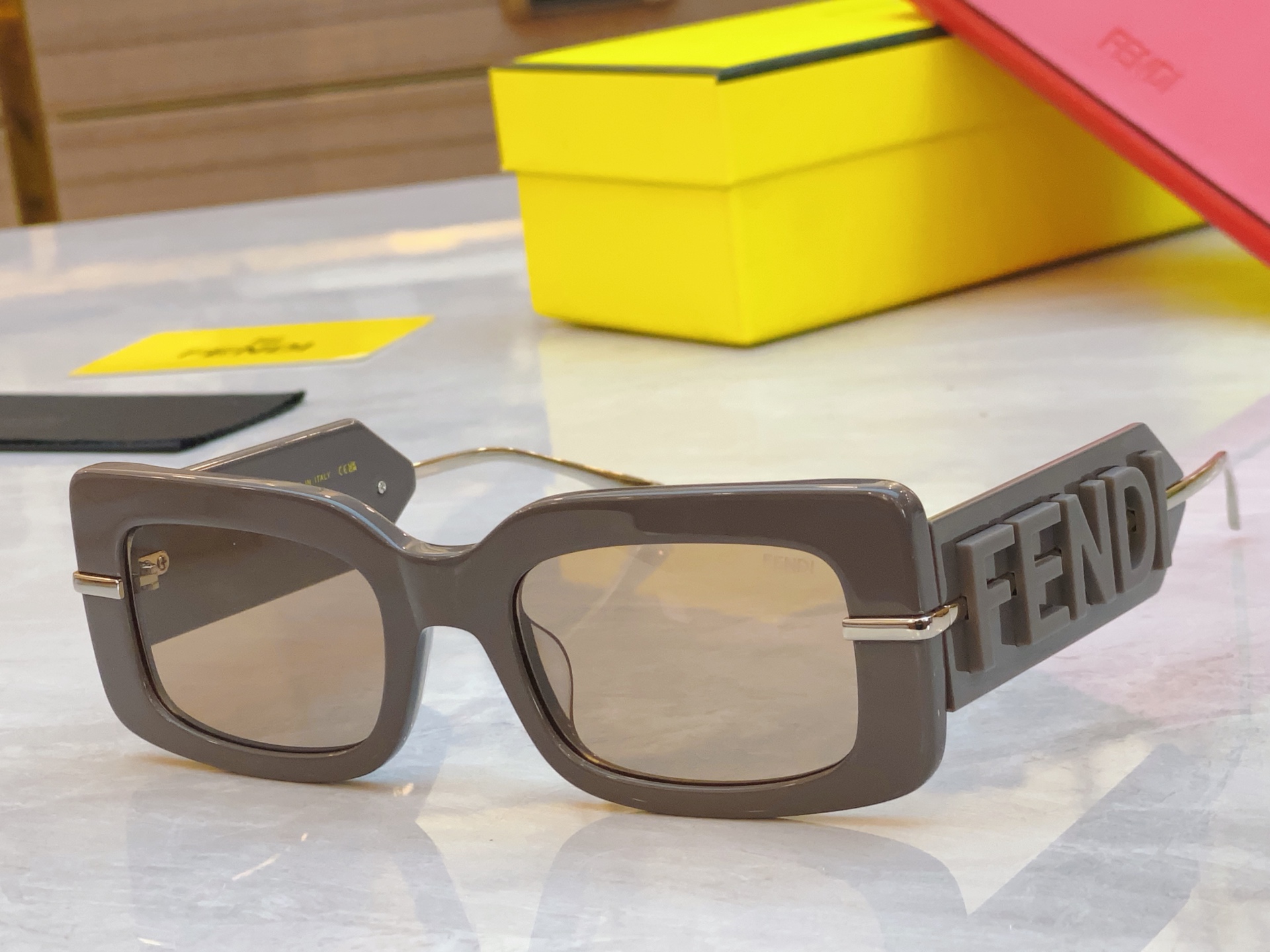 ，【FEN*】芬*迪新款太阳镜🕶️，
MODEL：FOL085V1RFPEA，SIZE：52口21-14