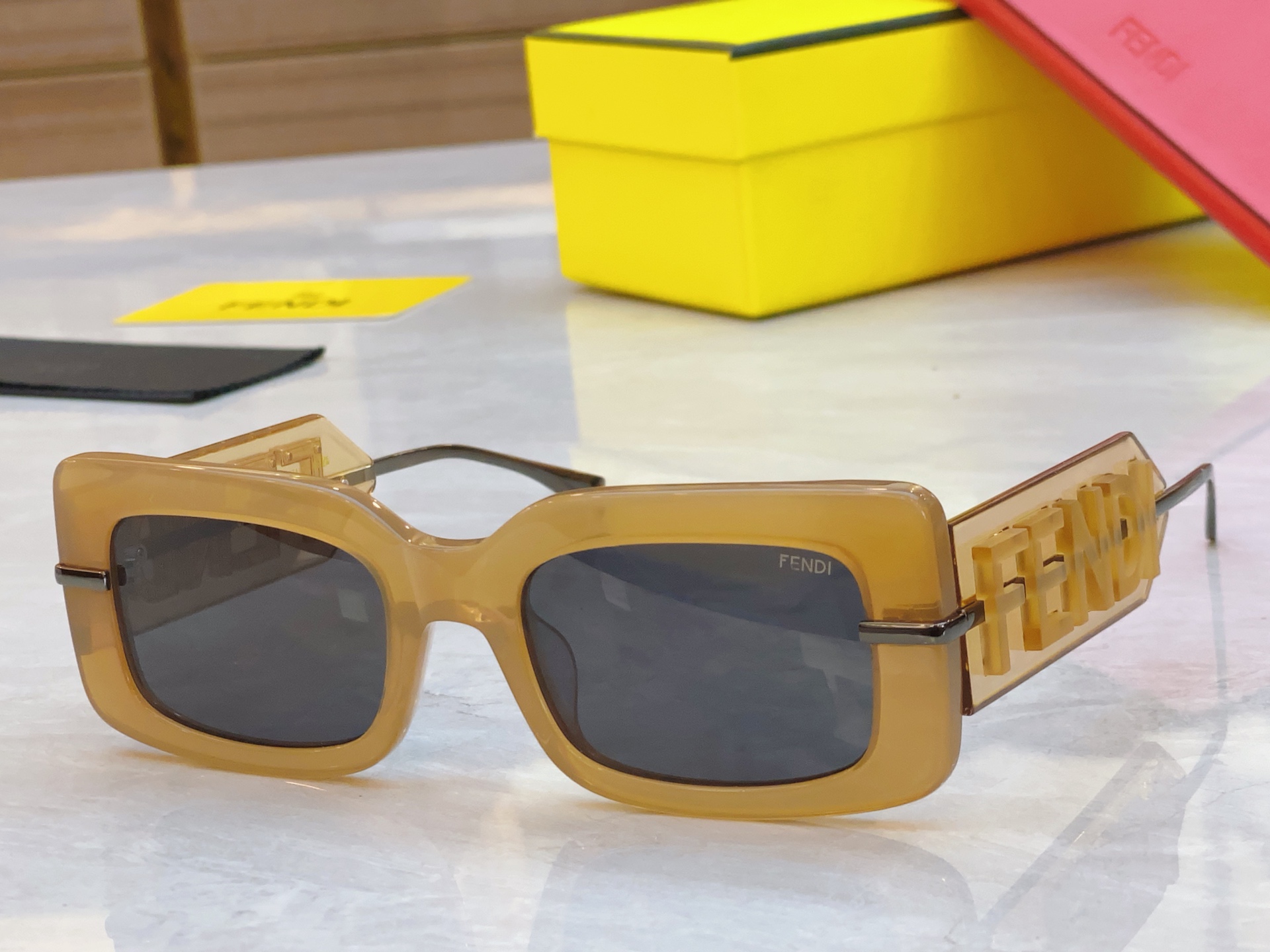 ，【FEN*】芬*迪新款太阳镜🕶️，
MODEL：FOL085V1RFPEA，SIZE：52口21-14