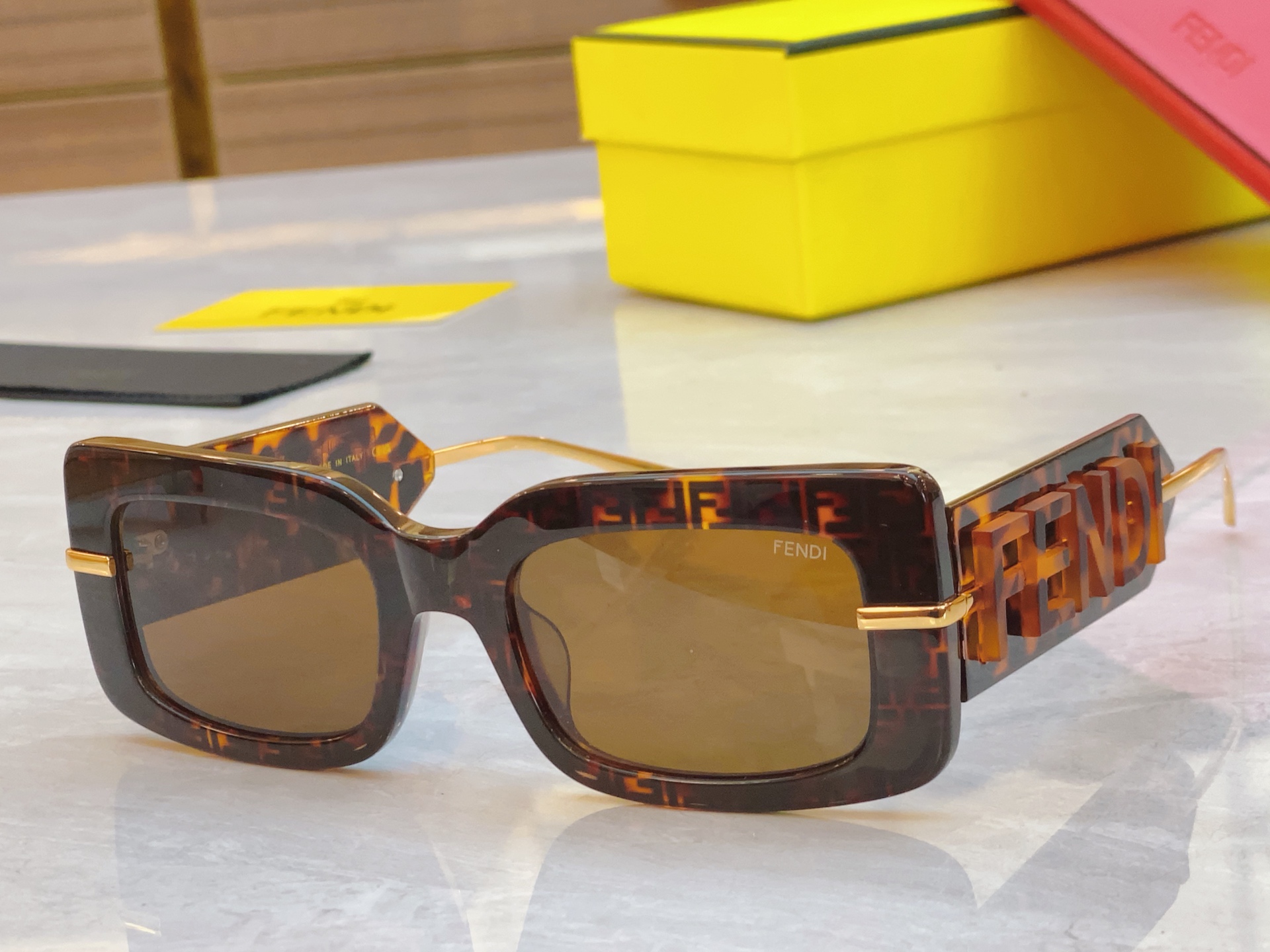 ，【FEN*】芬*迪新款太阳镜🕶️，
MODEL：FOL085V1RFPEA，SIZE：52口21-14