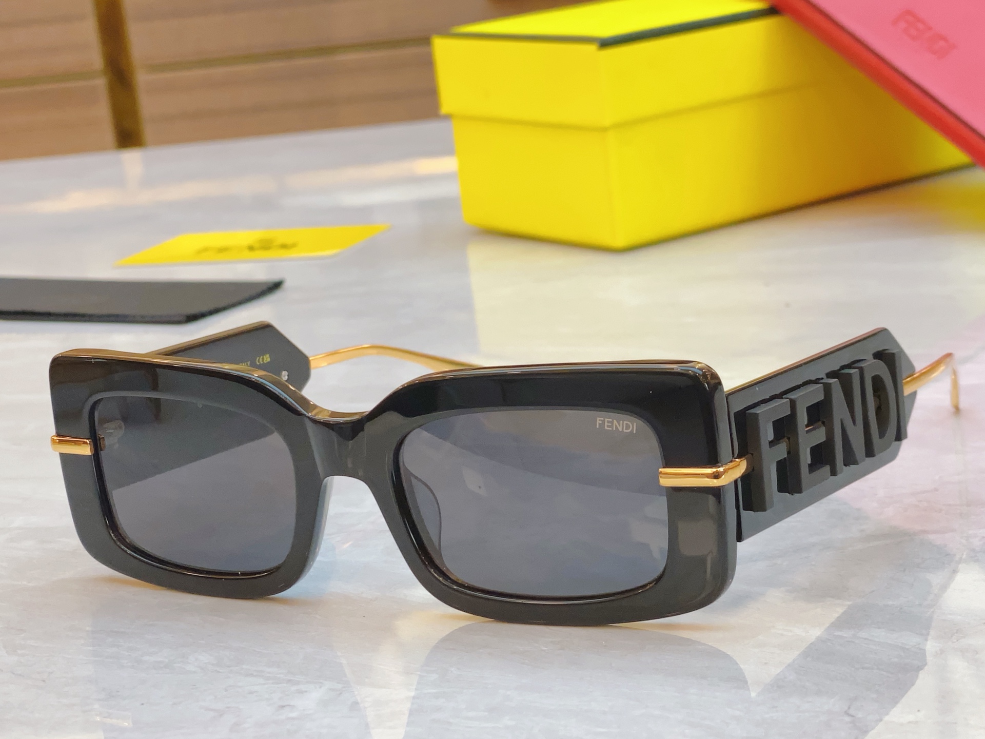 ，【FEN*】芬*迪新款太阳镜🕶️，
MODEL：FOL085V1RFPEA，SIZE：52口21-14
