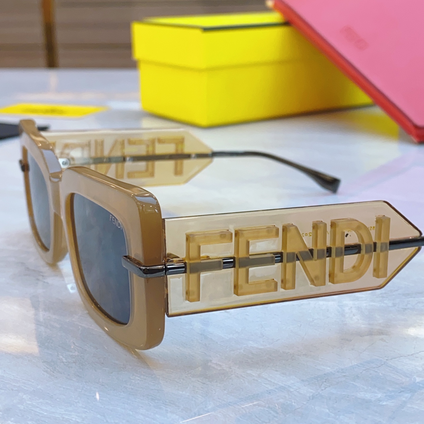 ，【FEN*】芬*迪新款太阳镜🕶️，
MODEL：FOL085V1RFPEA，SIZE：52口21-14